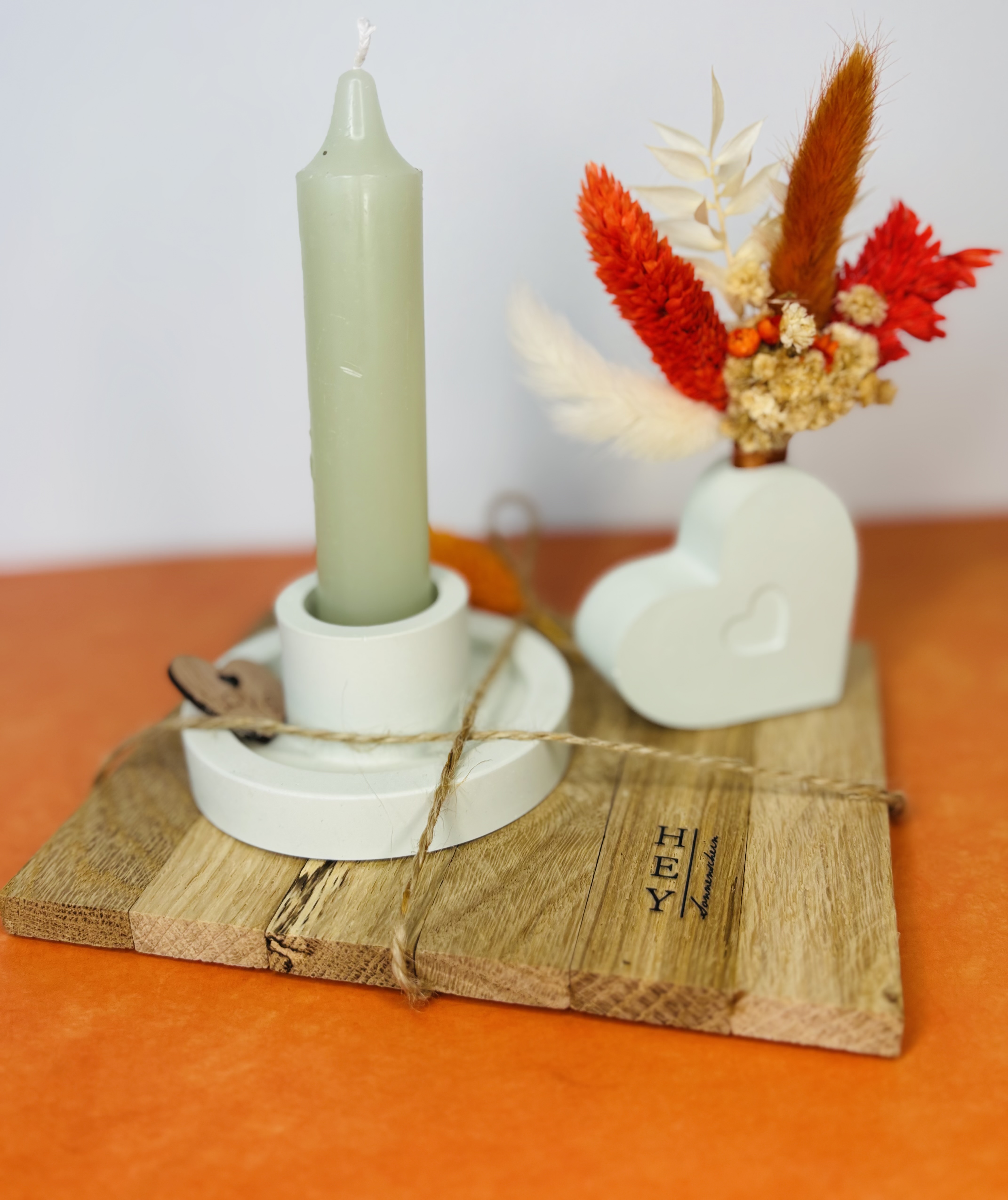 Dekoratives Geschenkset aus Holz, Kerze und Trockenblumen