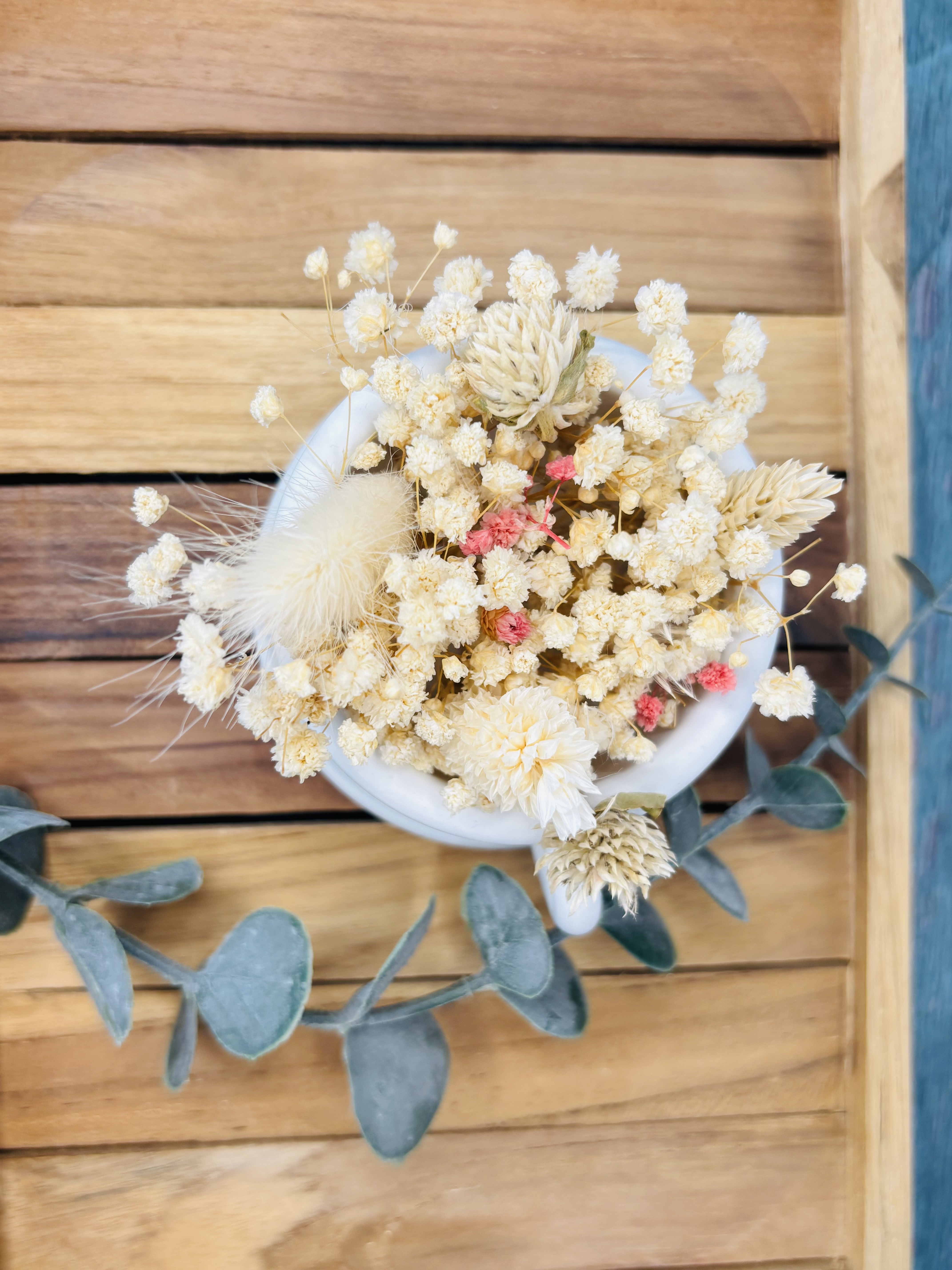 Dekotasse mit Trockenblumen
