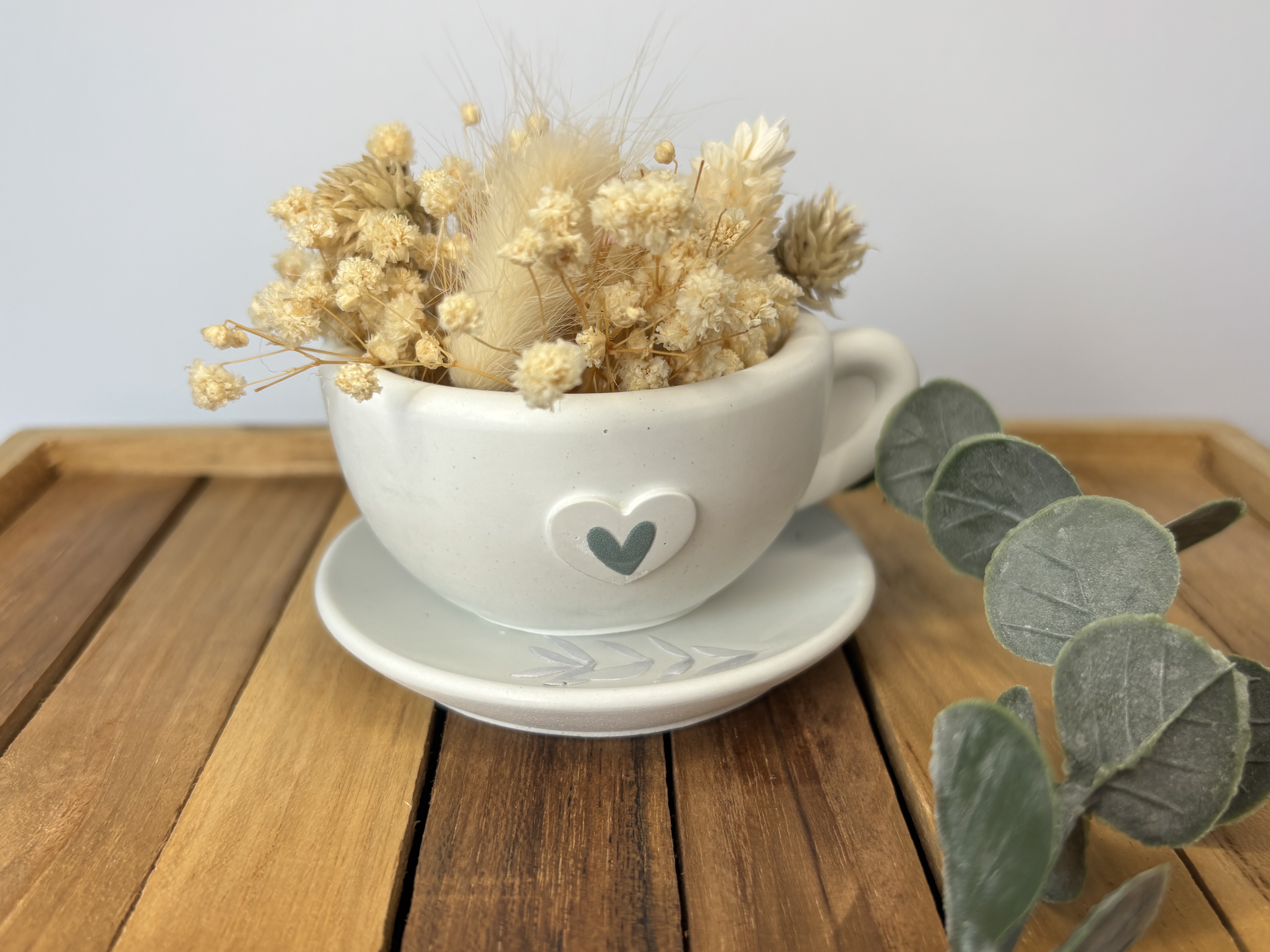 Weiße Tasse mit Herzmotiv