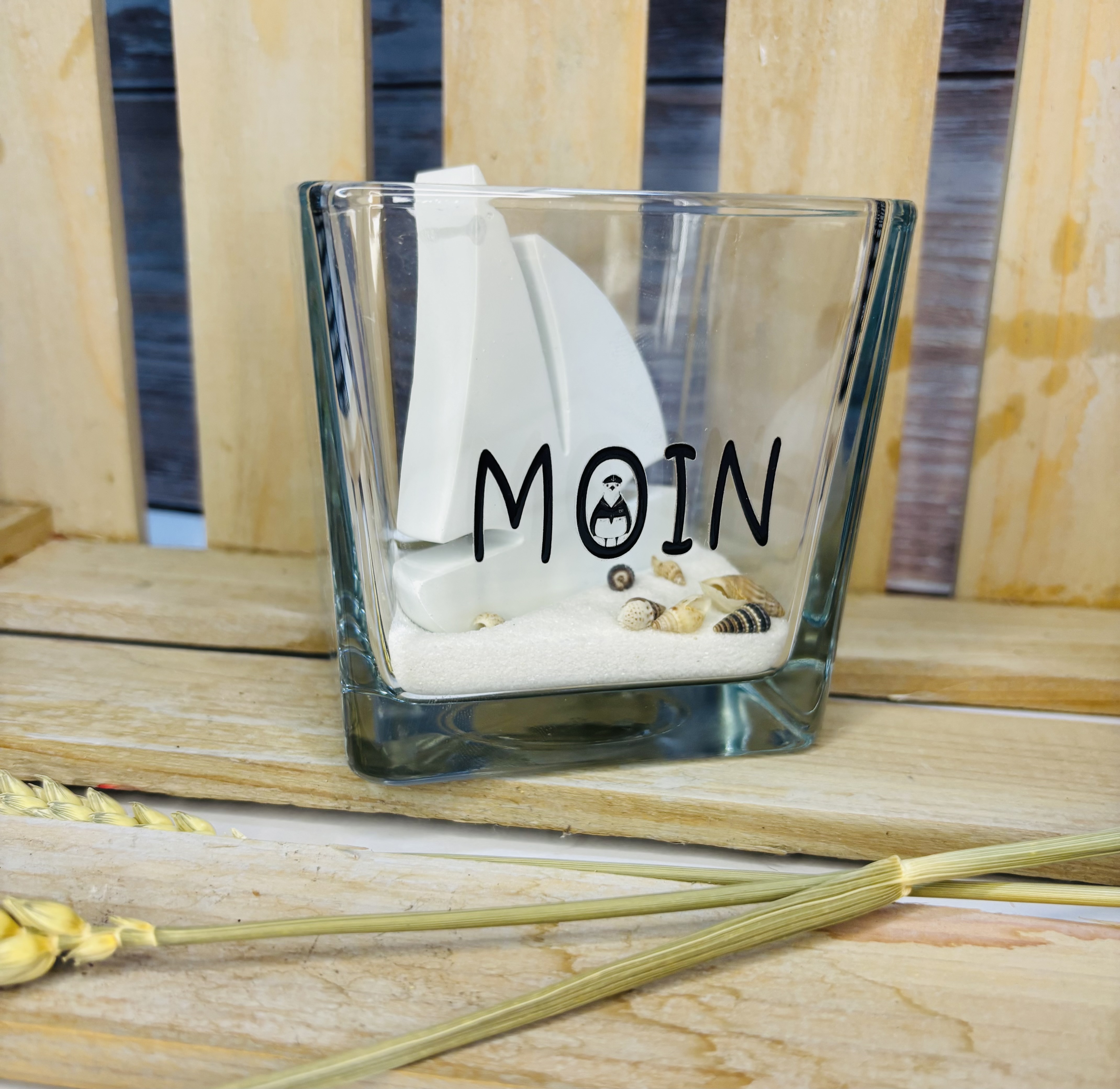 Glasdeko mit Segelboot