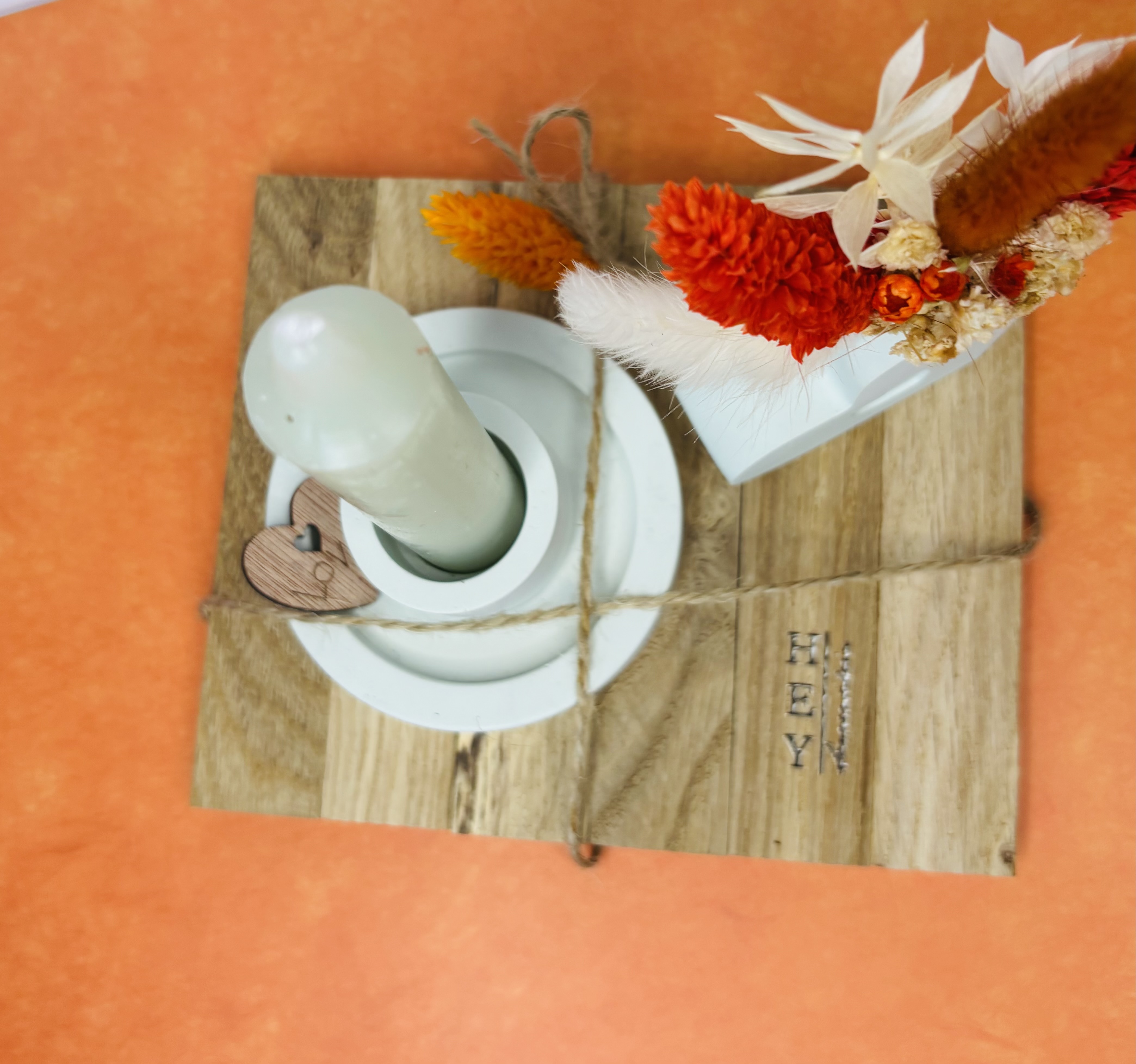 Dekoratives Geschenkset aus Holz, Kerze und Trockenblumen