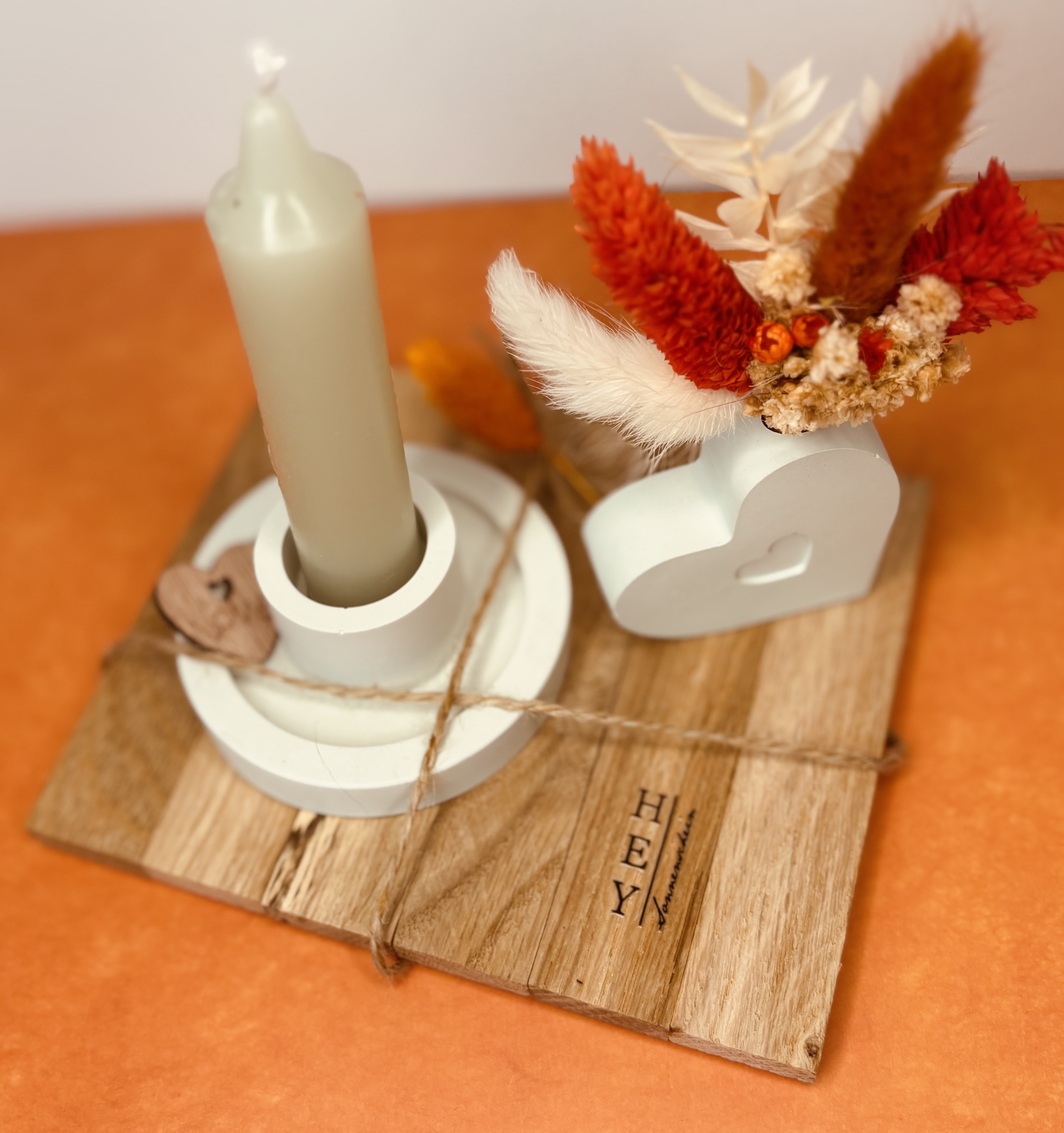 Dekoratives Geschenkset aus Holz, Kerze und Trockenblumen