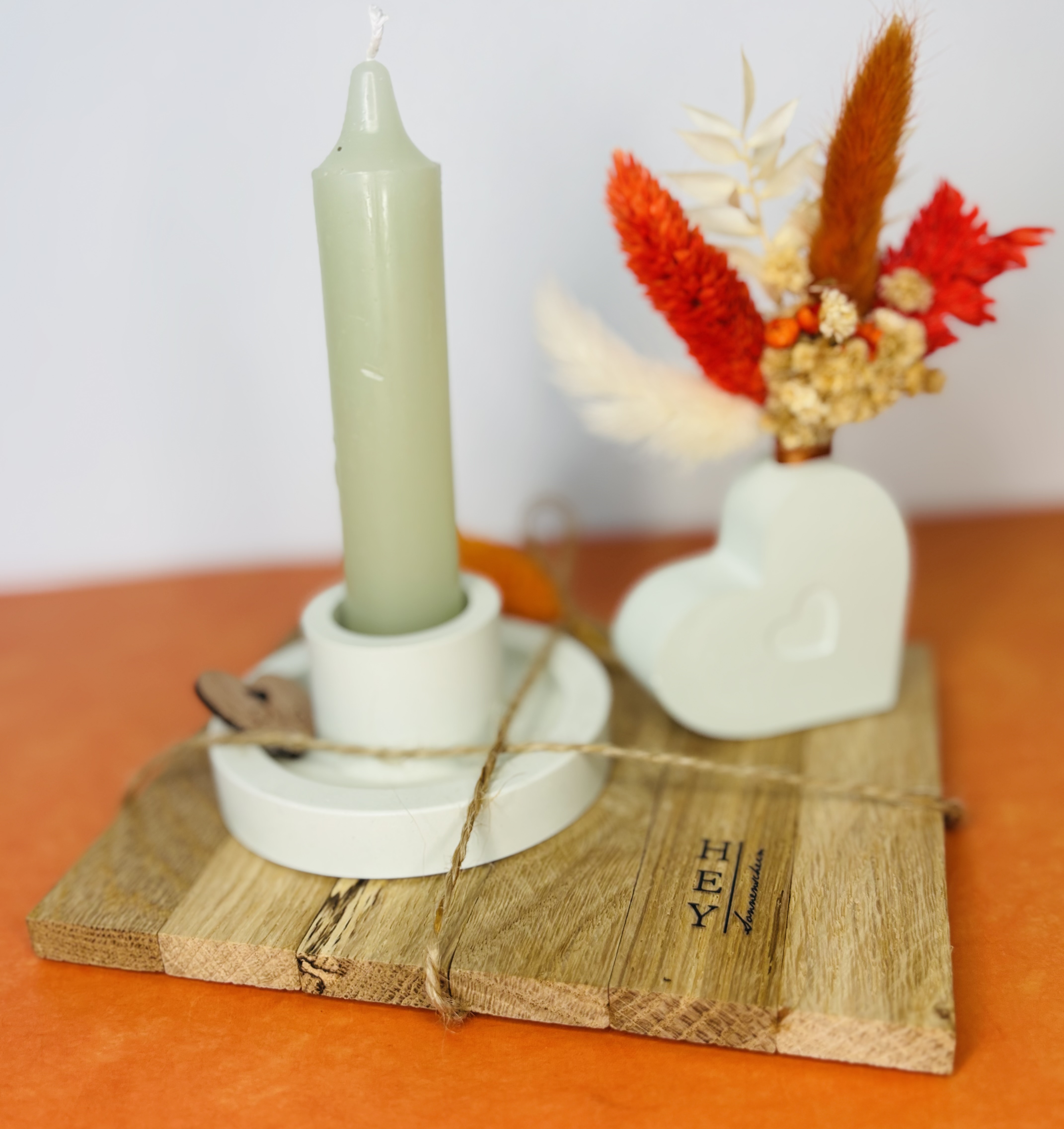 Dekoratives Geschenkset aus Holz, Kerze und Trockenblumen