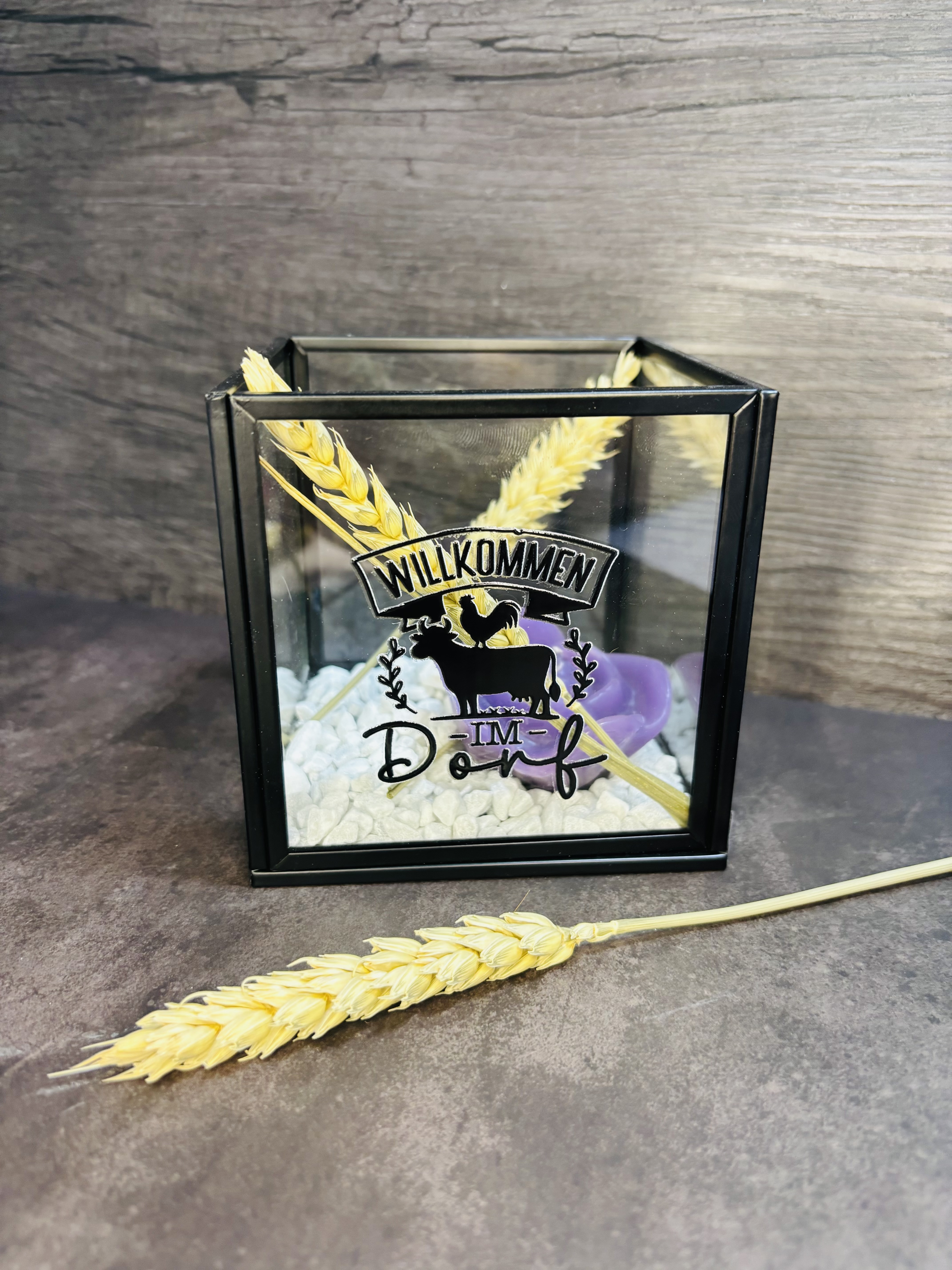 Dekorativer Glaswürfel 'Willkommen im Dorf'