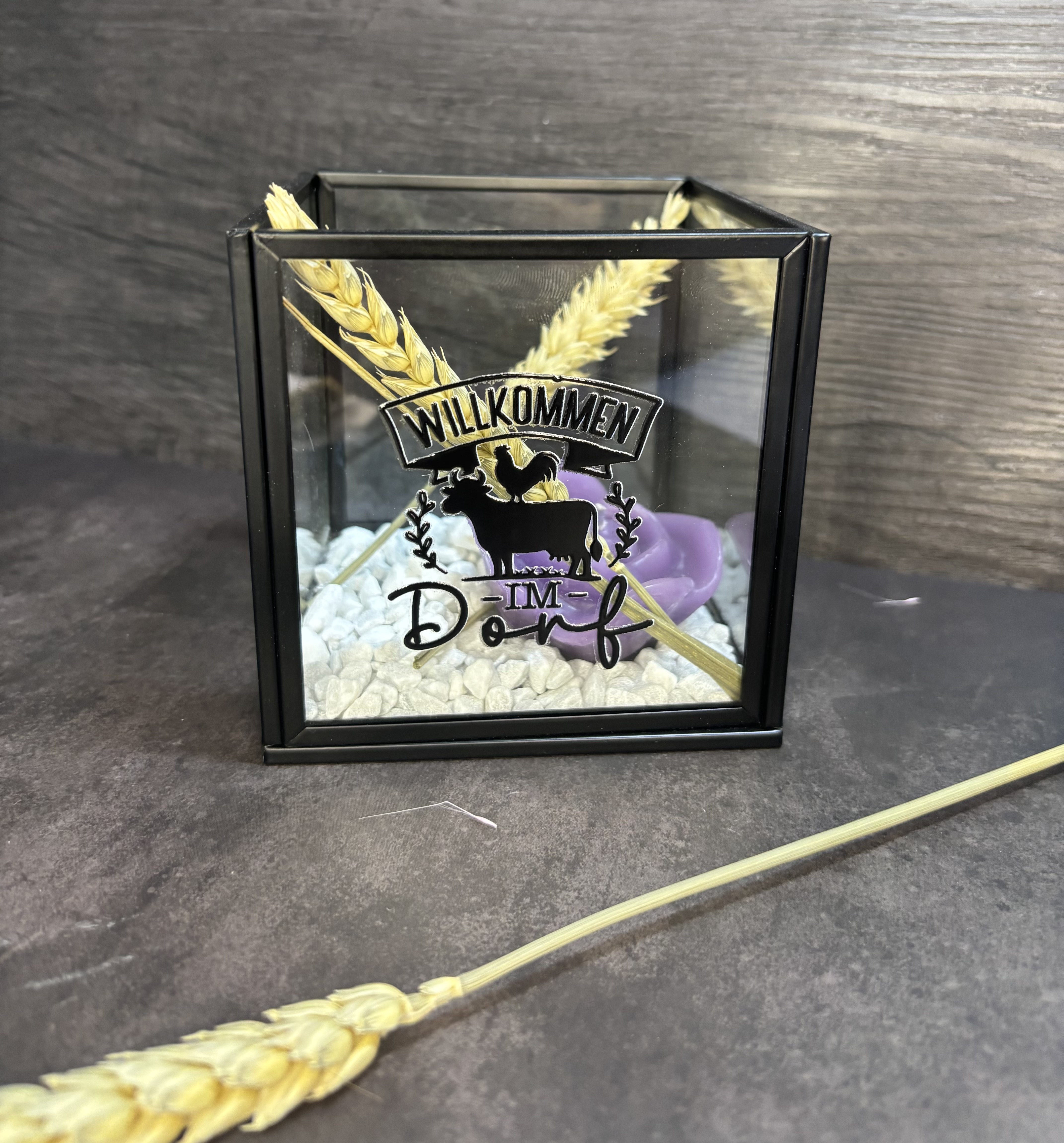 Dekorativer Glaswürfel 'Willkommen im Dorf'