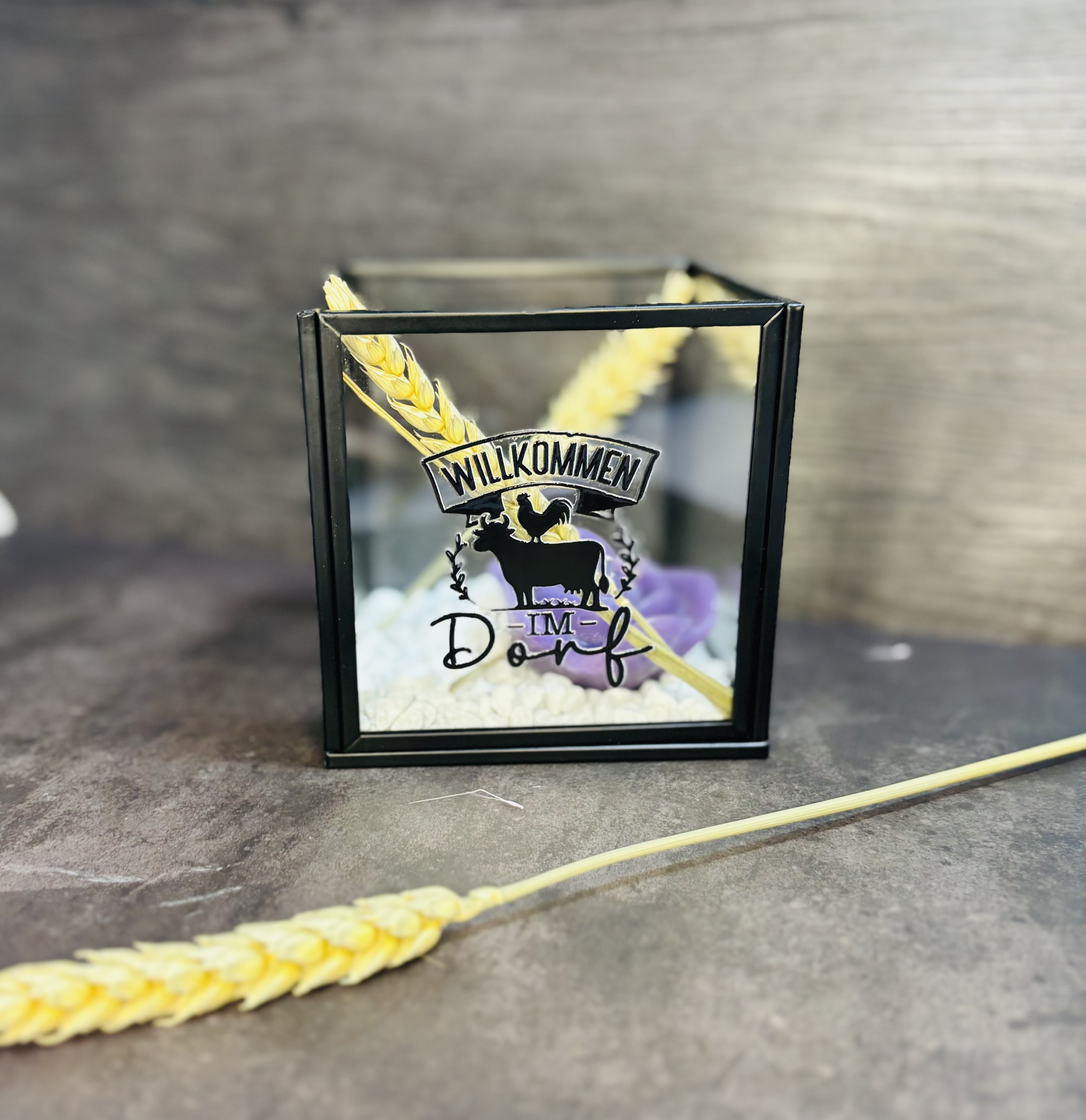 Dekorativer Glaswürfel 'Willkommen im Dorf'