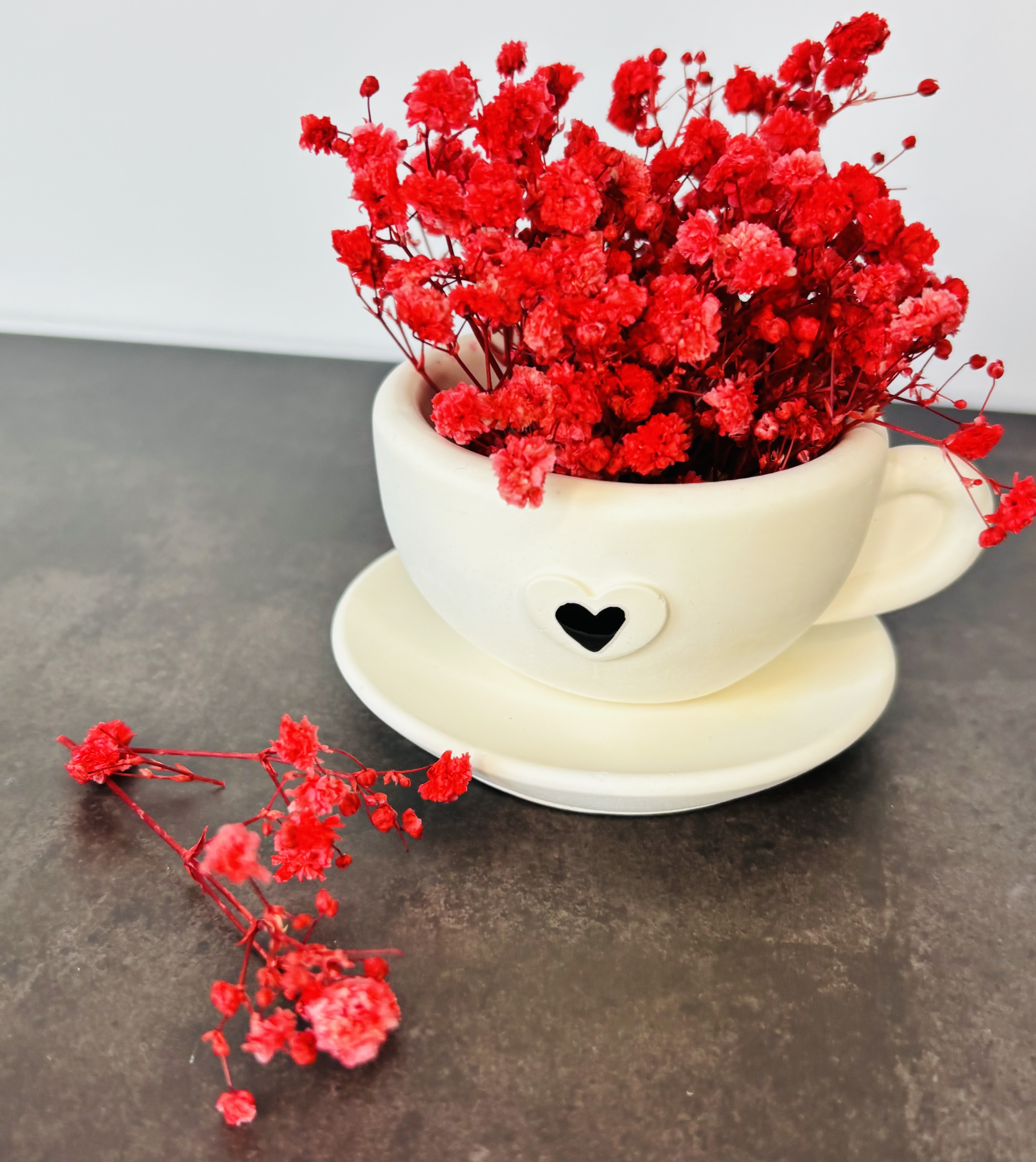 Weiße Tasse mit Herzmotiv