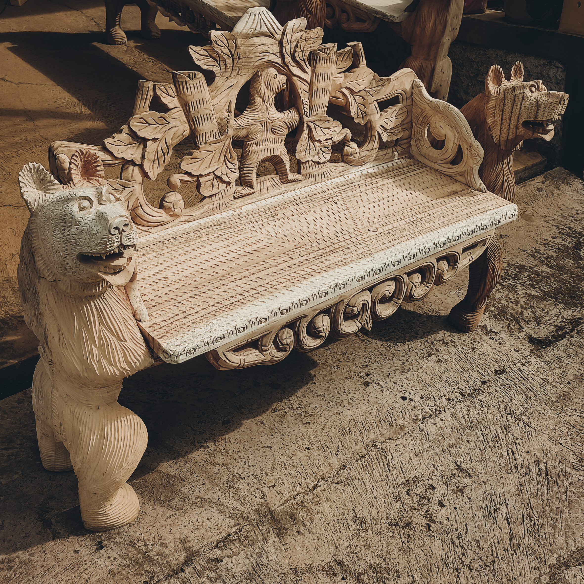Bear Suar Wood Bench
