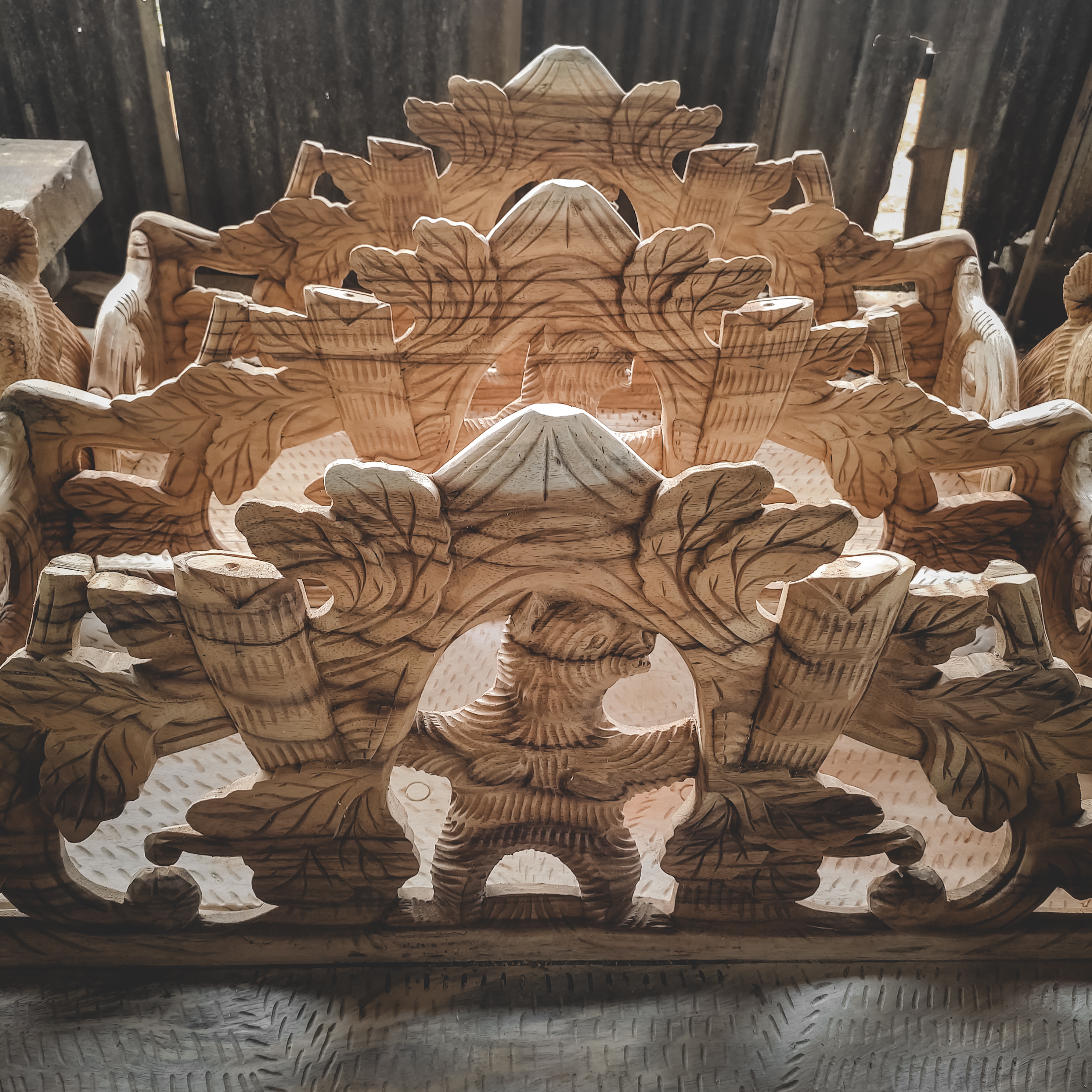 Bear Suar Wood Bench
