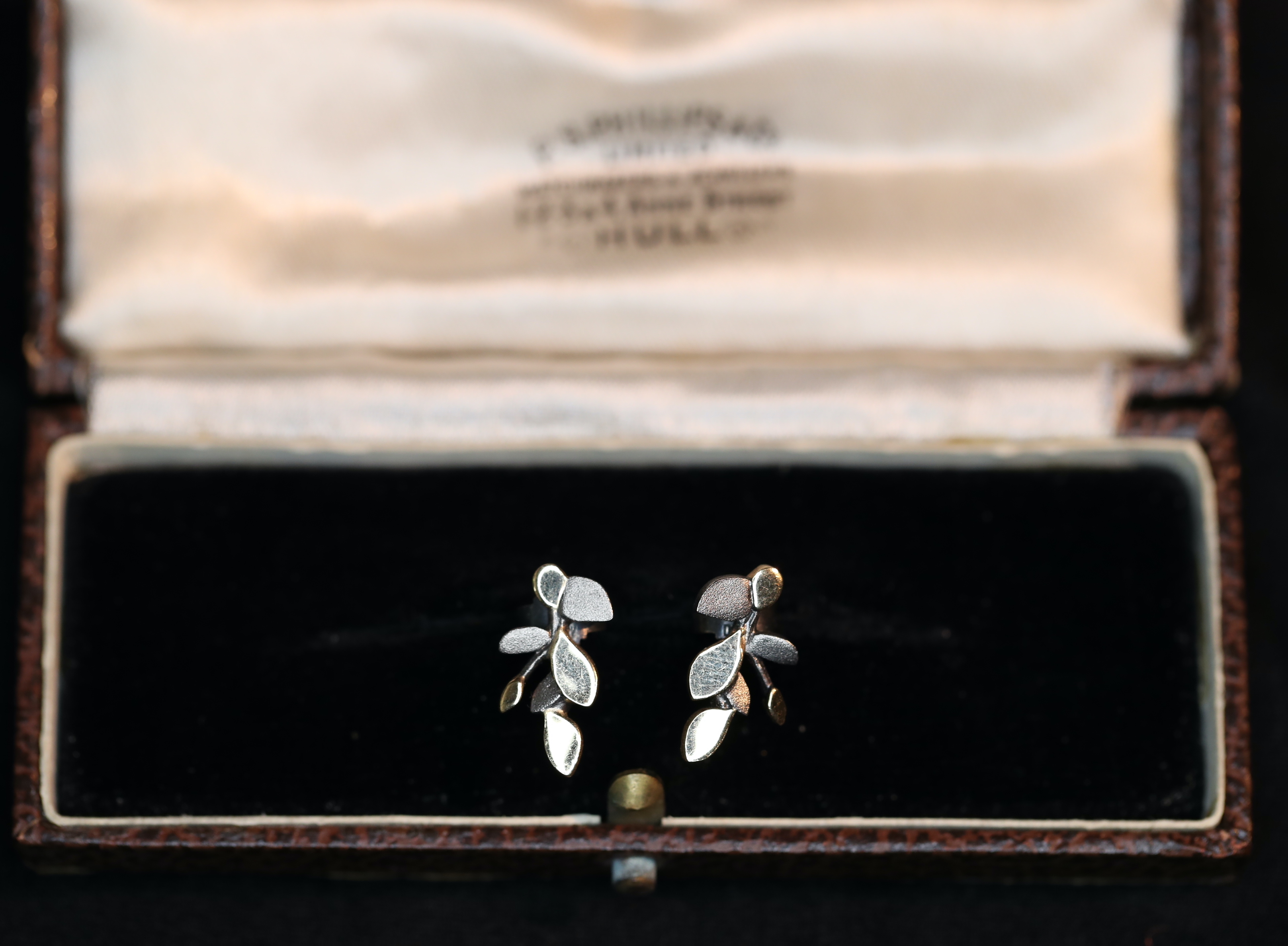 Juodinto sidabro ir geltono aukso auskarai