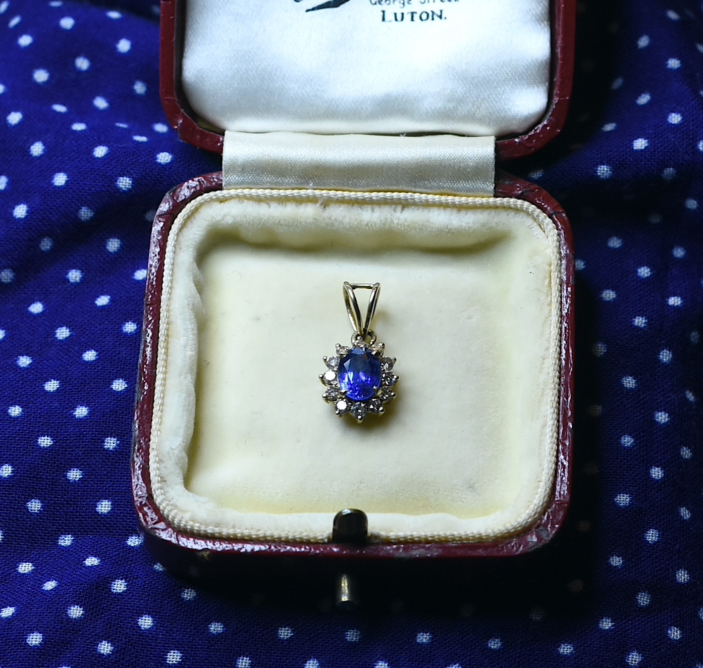 Pakabukas su Ceilono safyru ir deimantais