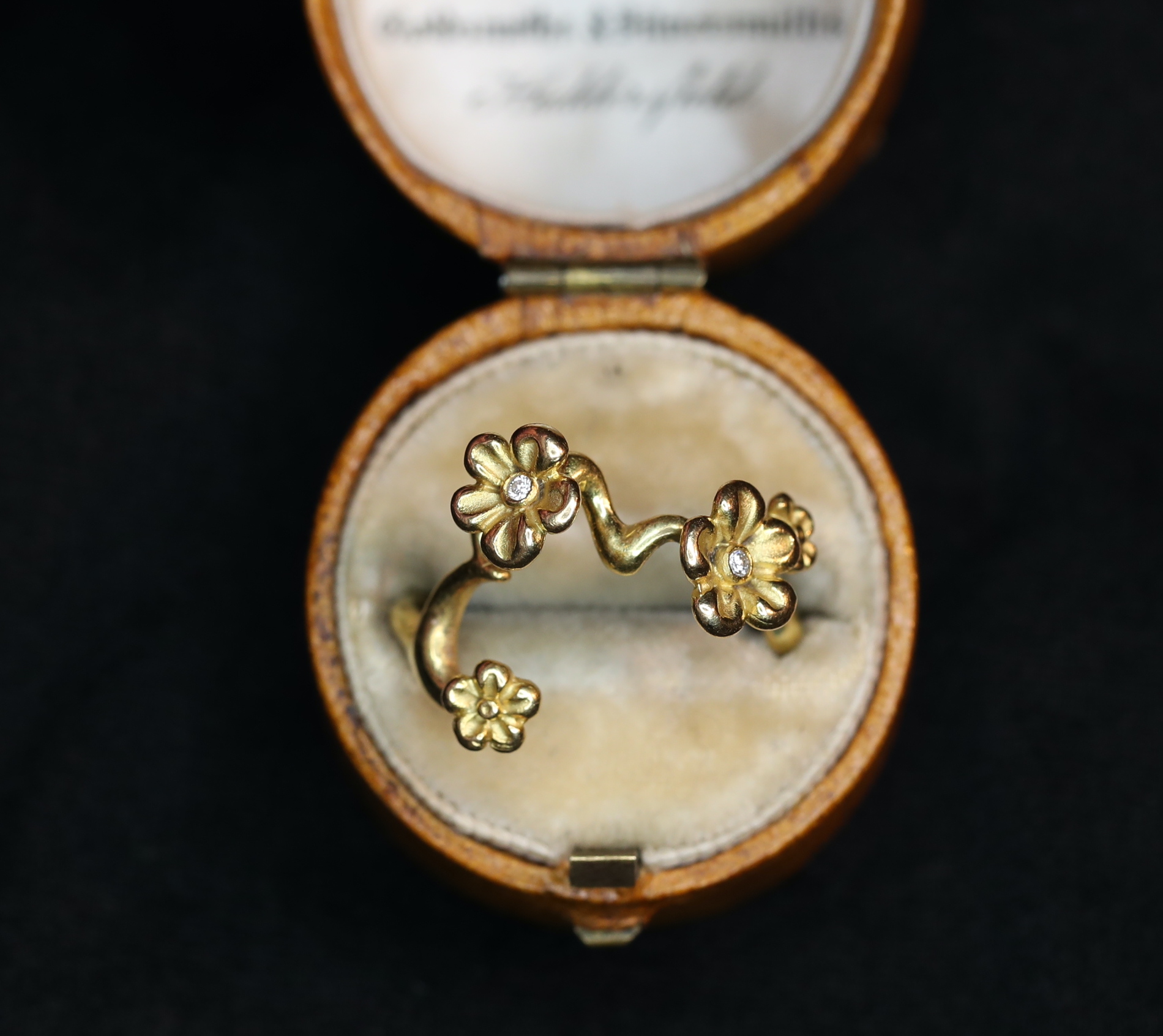 Geltono aukso žiedas su deimantais