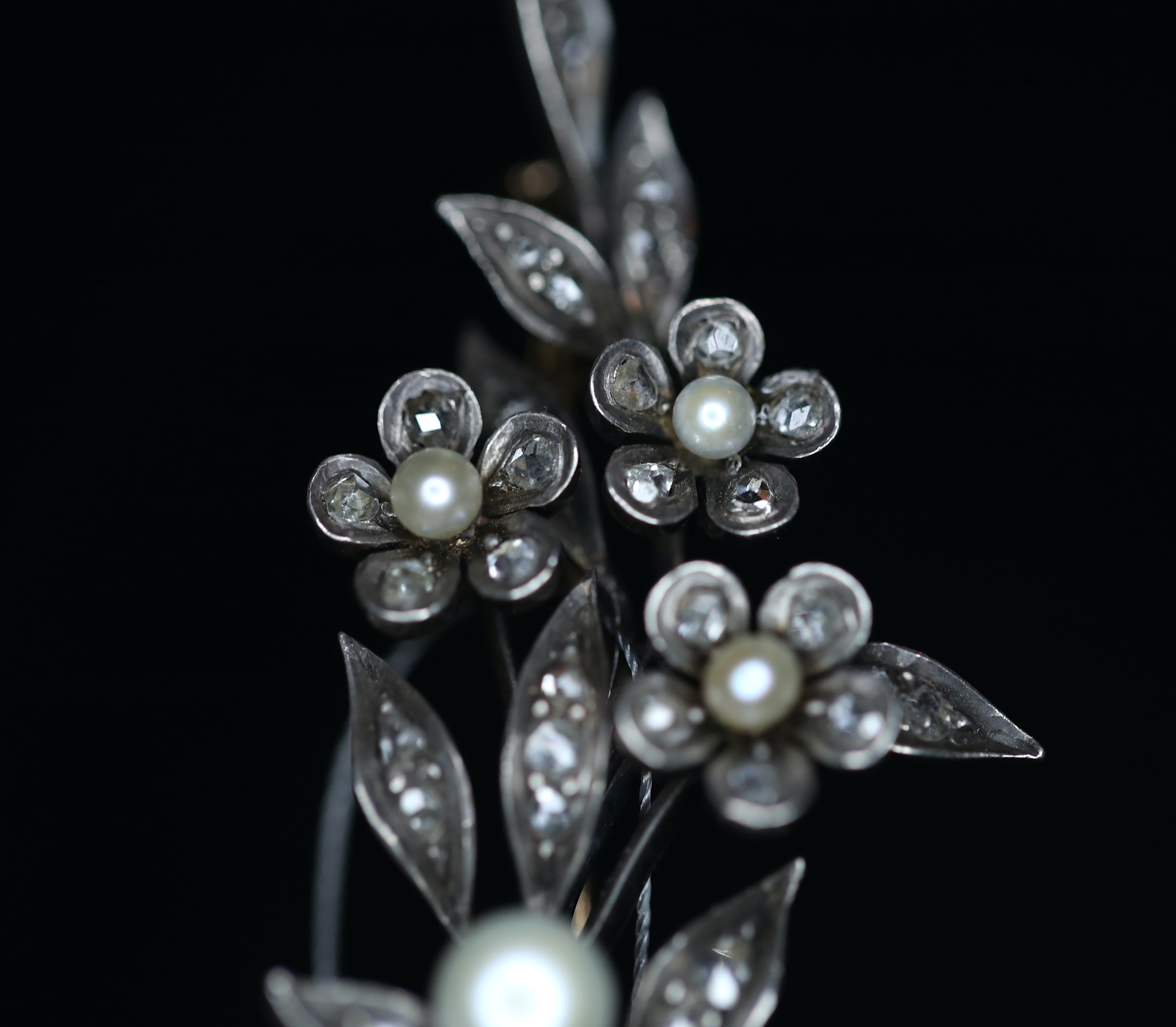 Art Nouveau laikų rausvo aukso bei sidabro gėlių puokštės sagė su rožės šlifo deimantais bei perlais