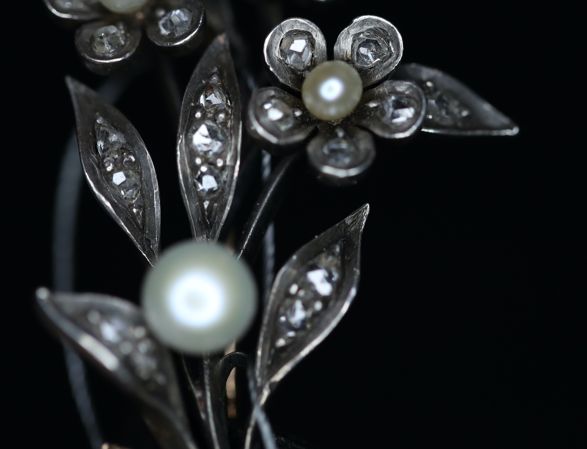 Art Nouveau laikų rausvo aukso bei sidabro gėlių puokštės sagė su rožės šlifo deimantais bei perlais