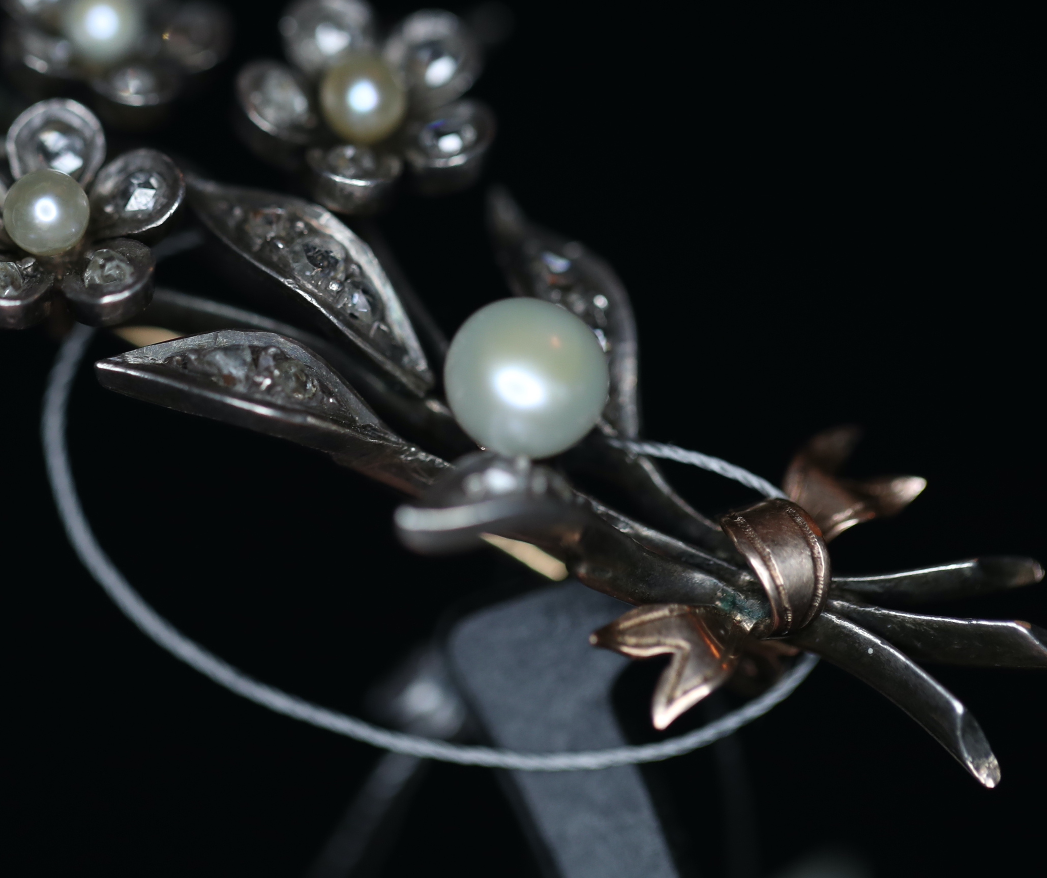 Art Nouveau laikų rausvo aukso bei sidabro gėlių puokštės sagė su rožės šlifo deimantais bei perlais