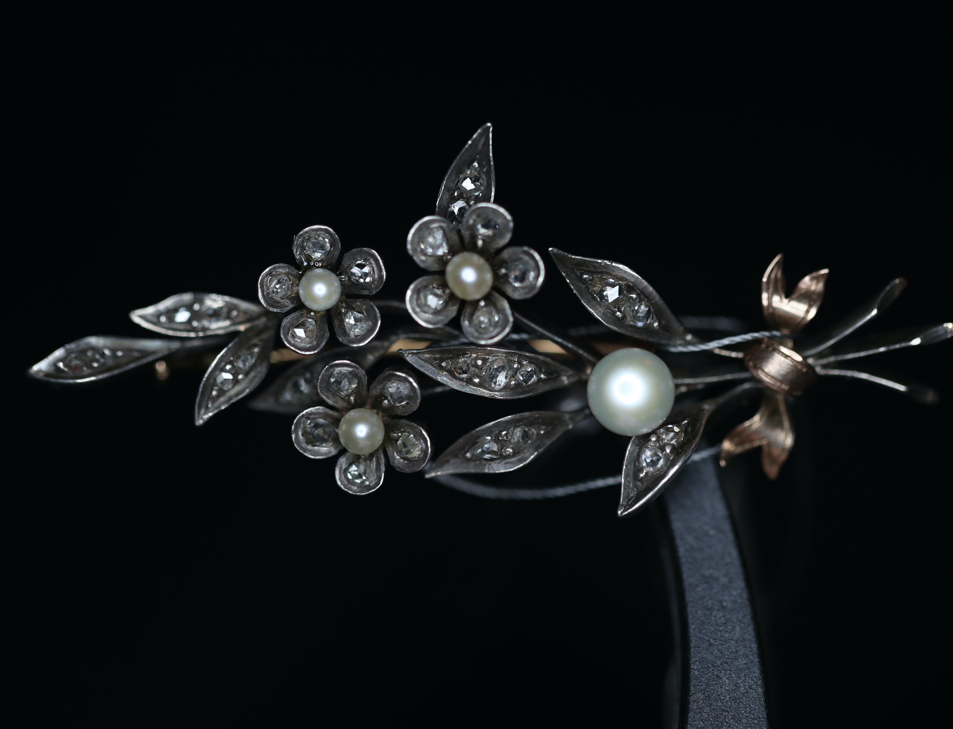 Art Nouveau laikų rausvo aukso bei sidabro gėlių puokštės sagė su rožės šlifo deimantais bei perlais