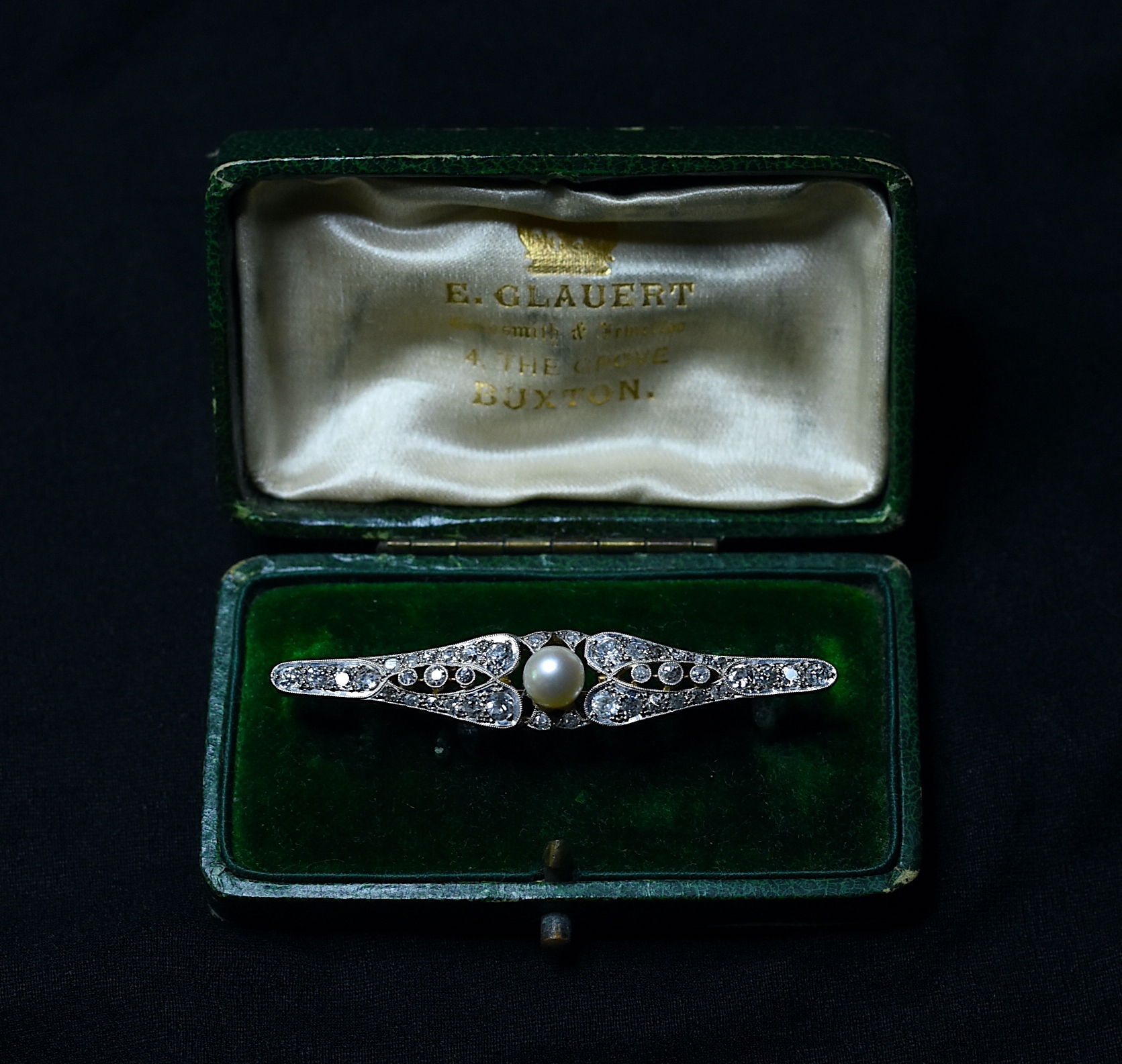 Art Deco laikų geltono aukso ir platinos sagė su deimantais bei perlu