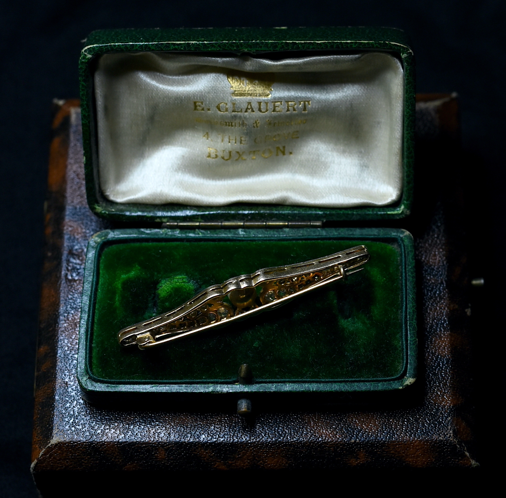 Art Deco laikų geltono aukso ir platinos sagė su deimantais bei perlu