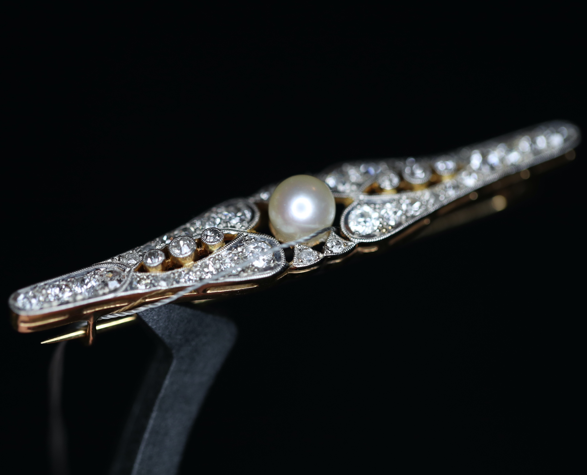 Art Deco laikų geltono aukso ir platinos sagė su deimantais bei perlu