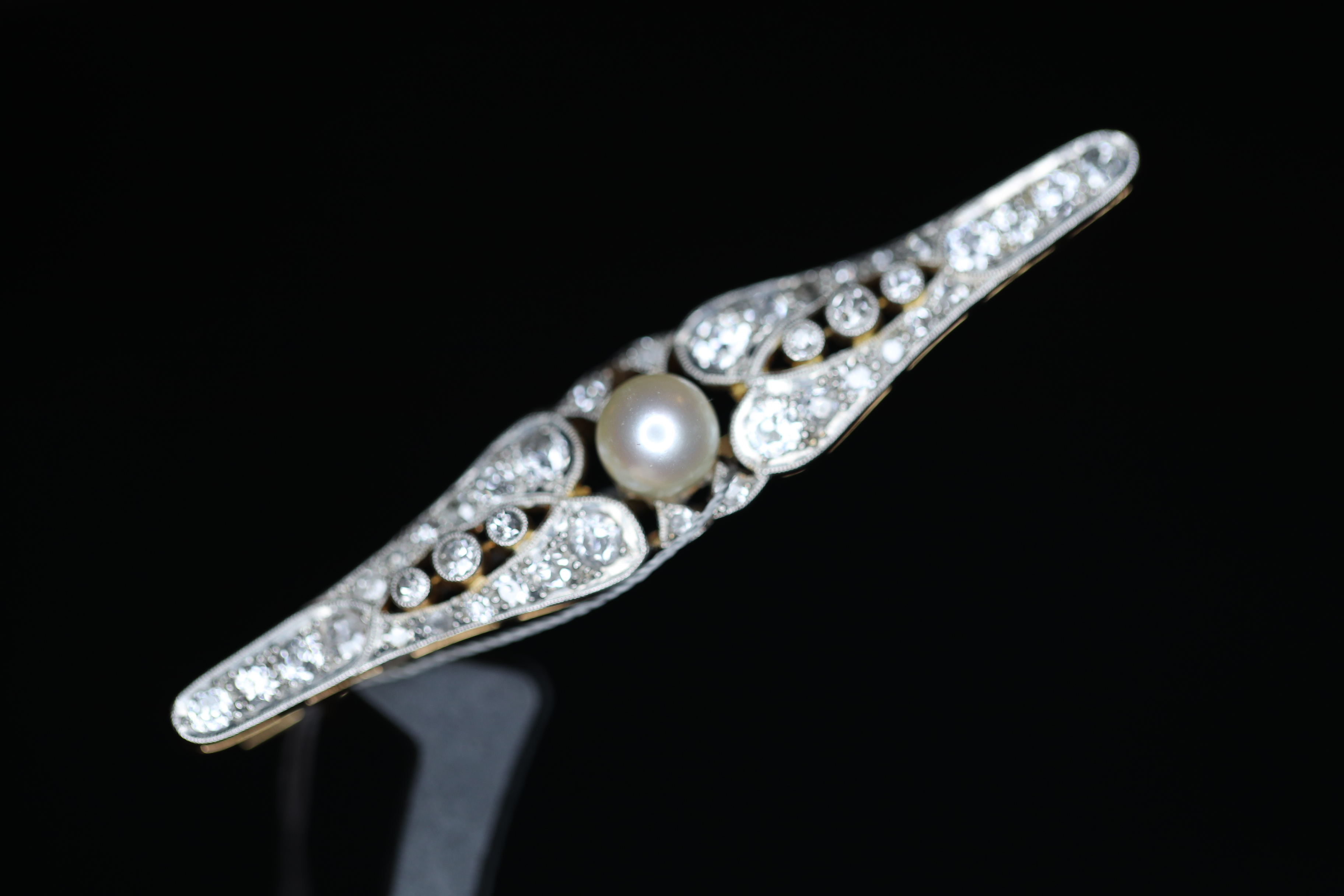 Art Deco laikų geltono aukso ir platinos sagė su deimantais bei perlu