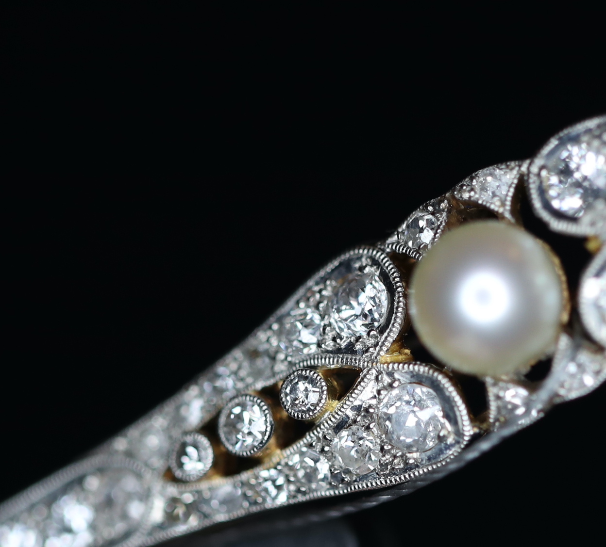 Art Deco geltono aukso ir platinos sagė su deimantais bei perlu