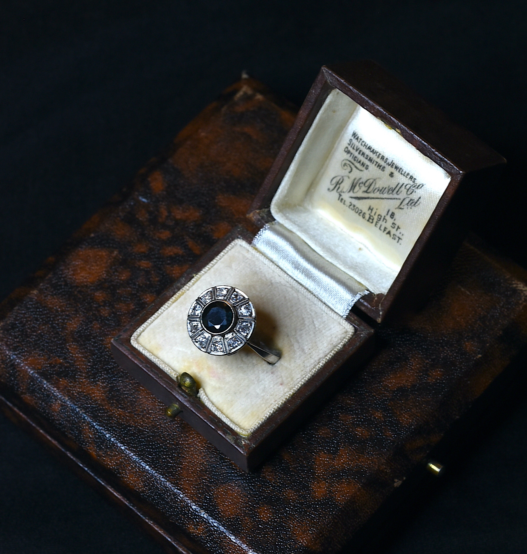 Art Deco laikų balto aukso žiedas su safyru bei deimantais