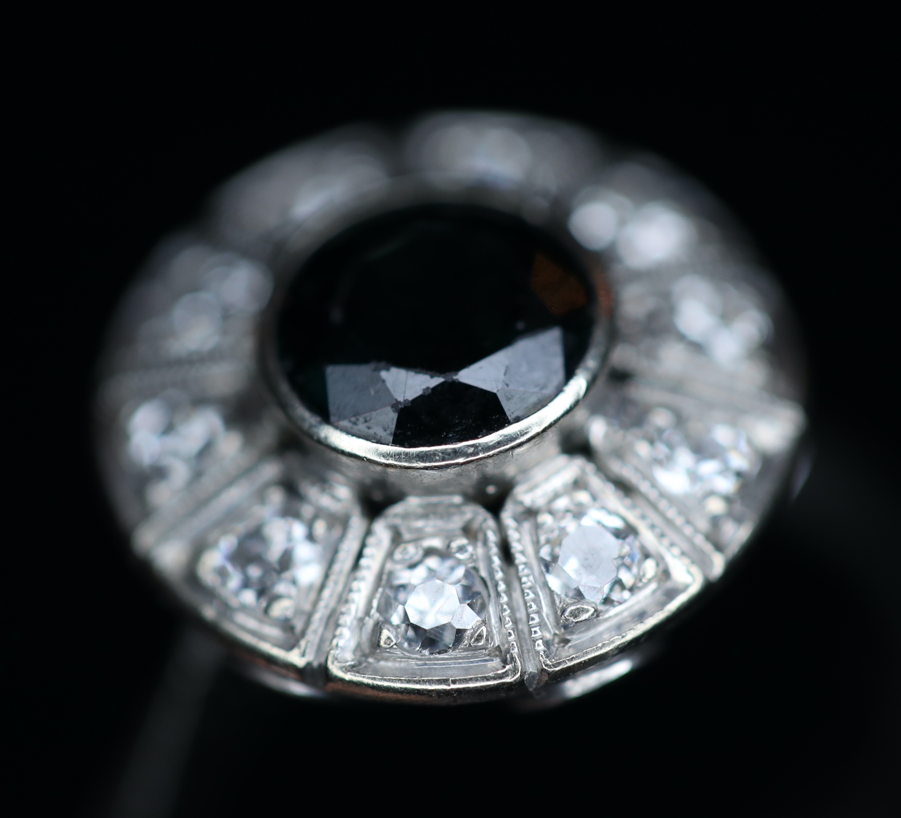 Art Deco laikų balto aukso žiedas su safyru bei deimantais