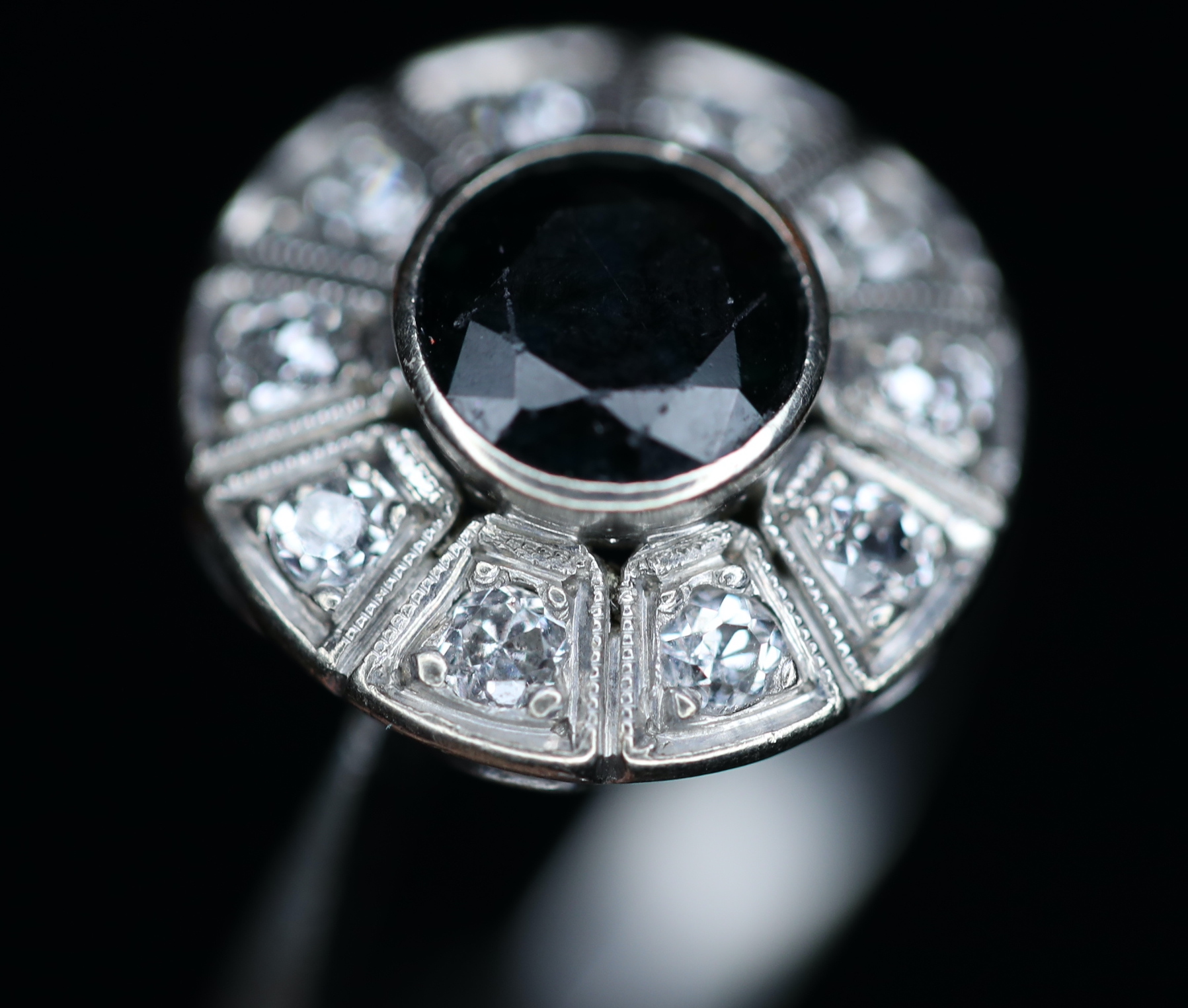 Art Deco laikų balto aukso žiedas su safyru bei deimantais