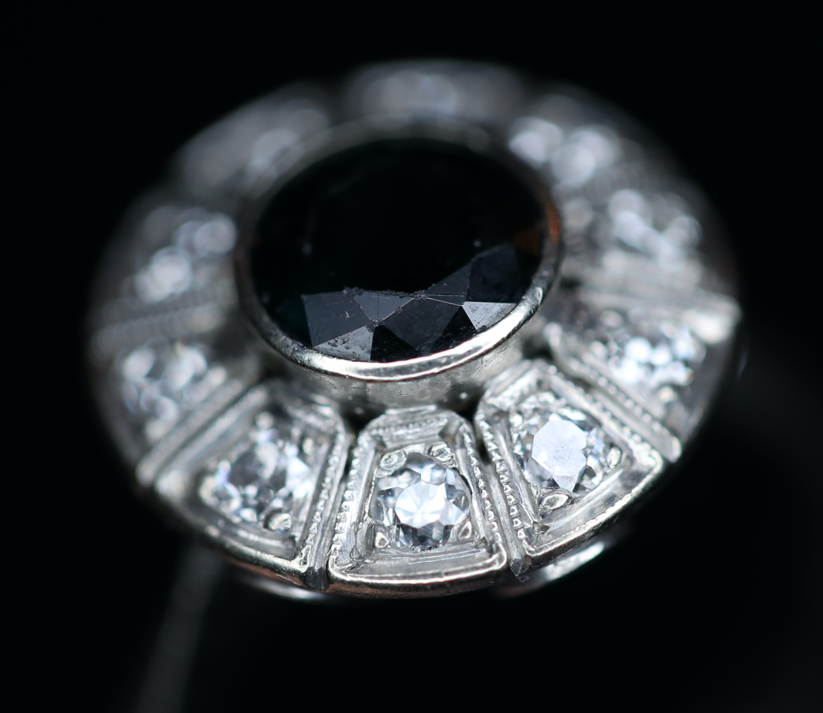 Art Deco balto aukso žiedas su safyru bei deimantais