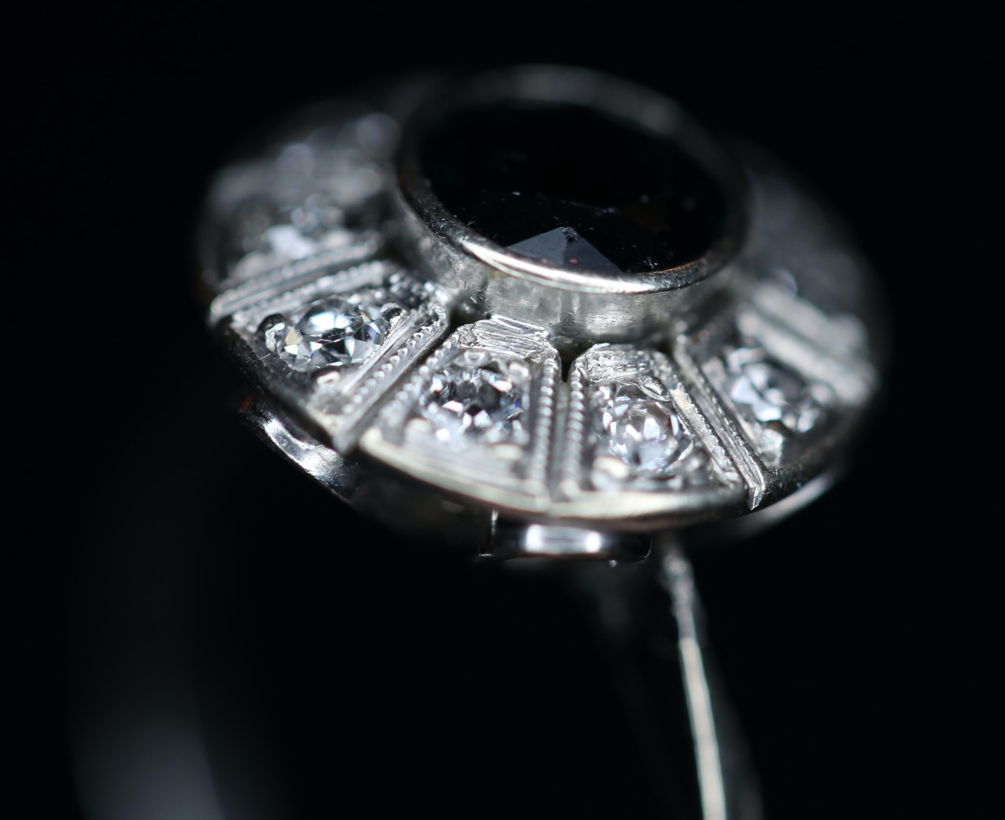 Art Deco balto aukso žiedas su safyru bei deimantais