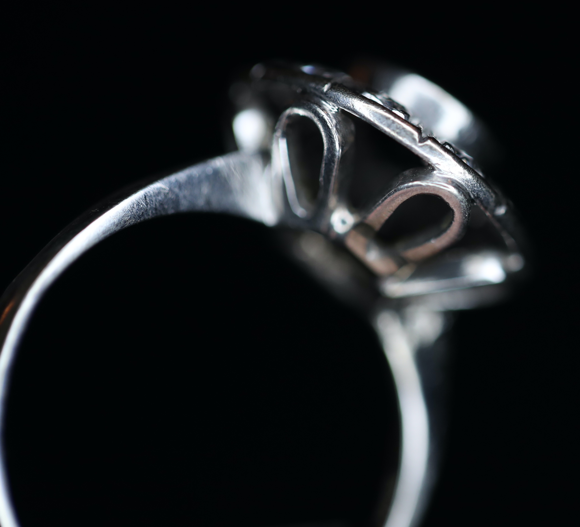 Art Deco balto aukso žiedas su safyru bei deimantais