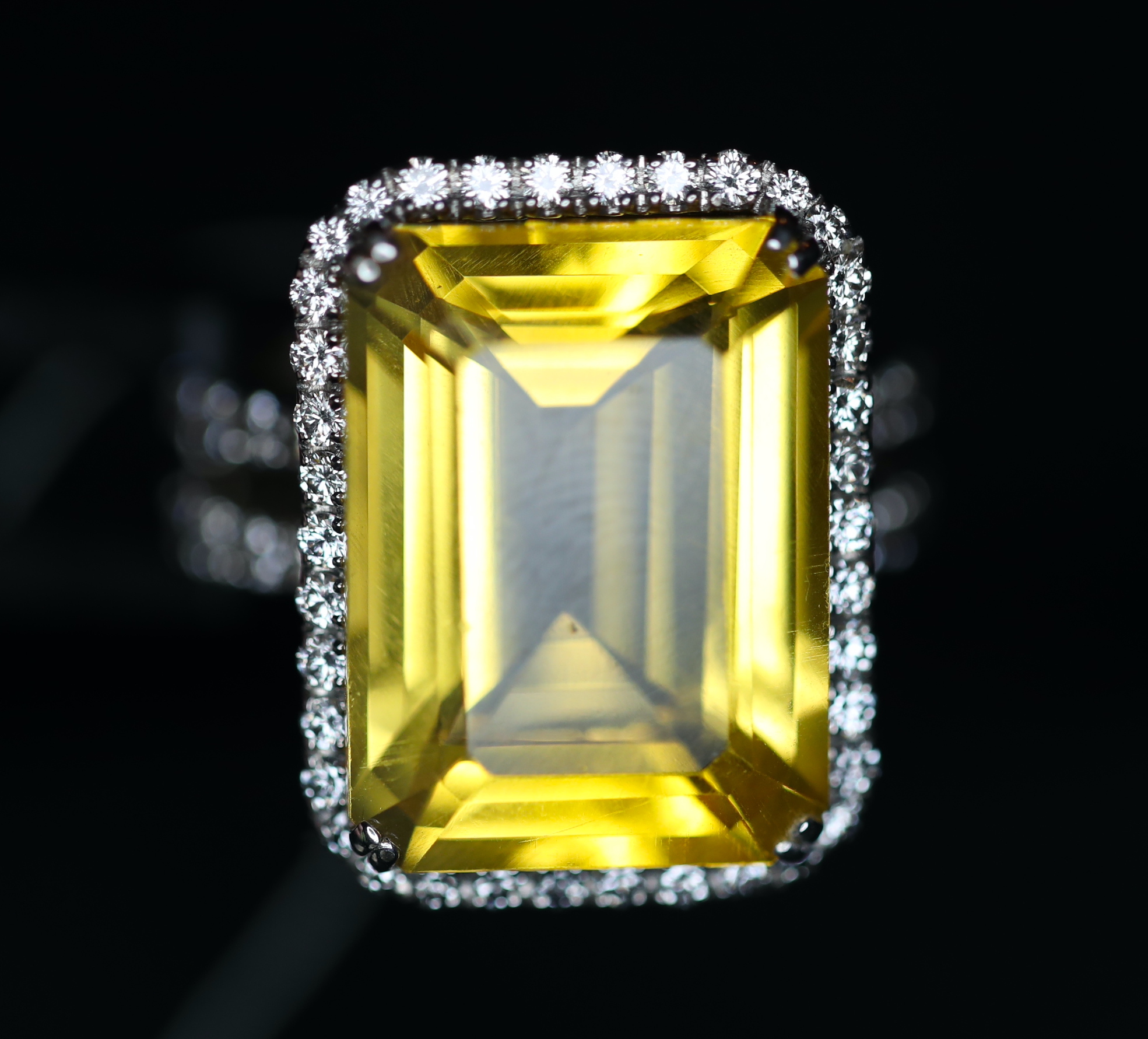 Balto aukso žiedas su dideliu citrinu ir deimantais