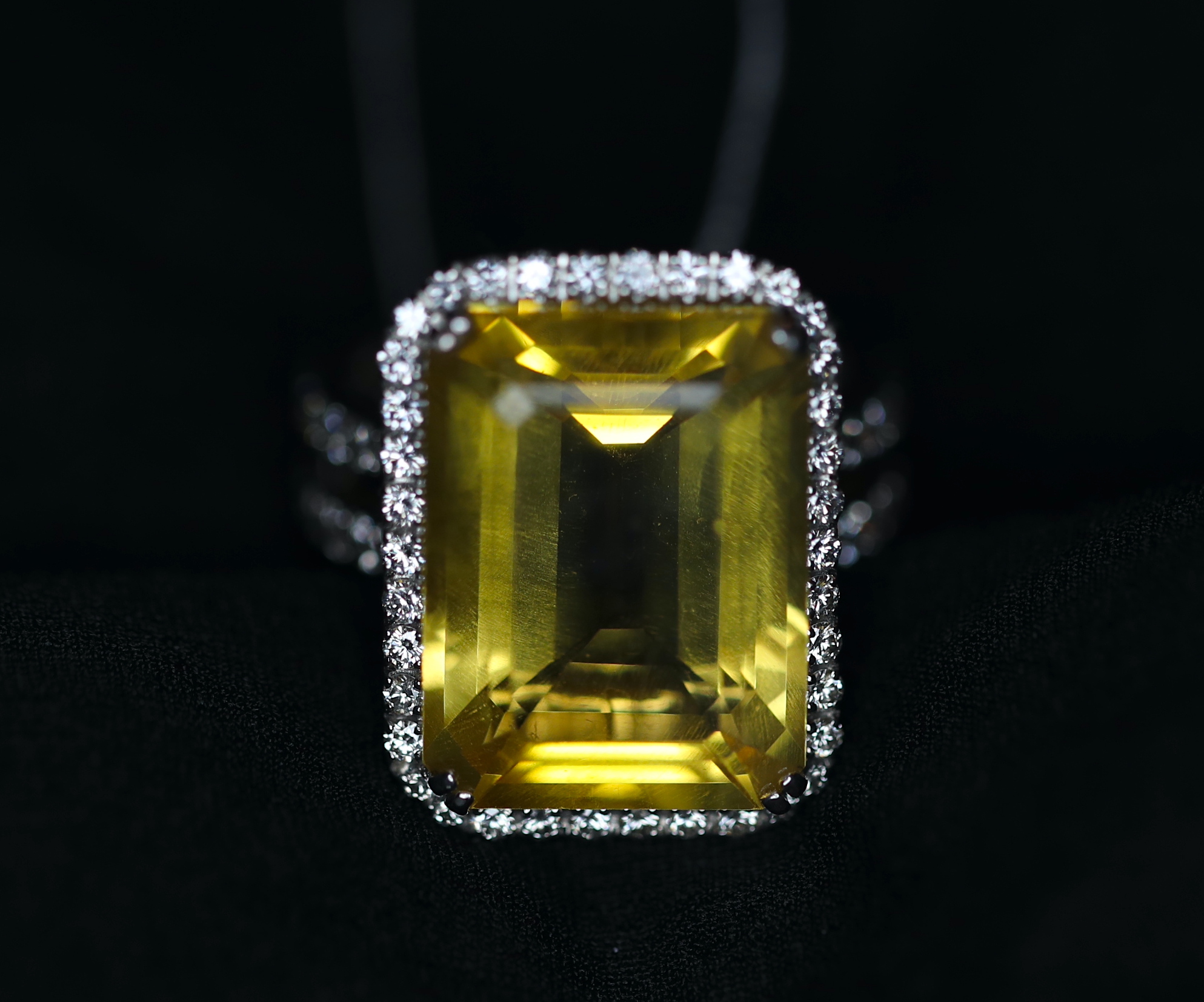 Balto aukso žiedas su dideliu citrinu ir deimantais