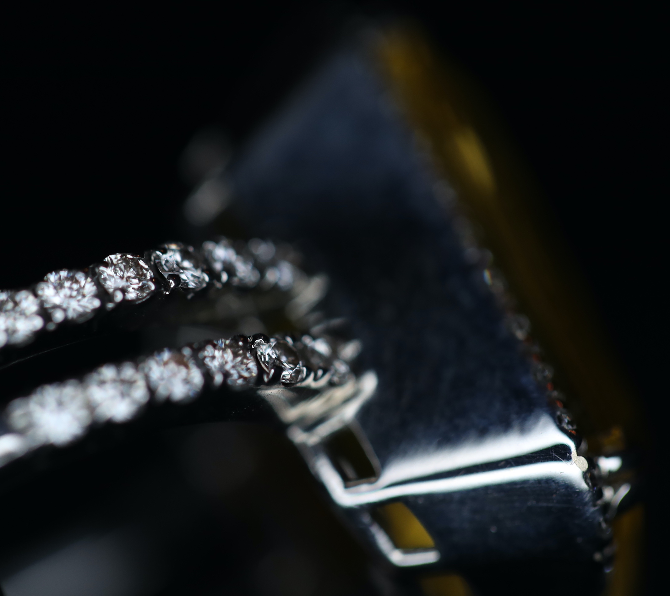 Balto aukso žiedas su dideliu citrinu ir deimantais