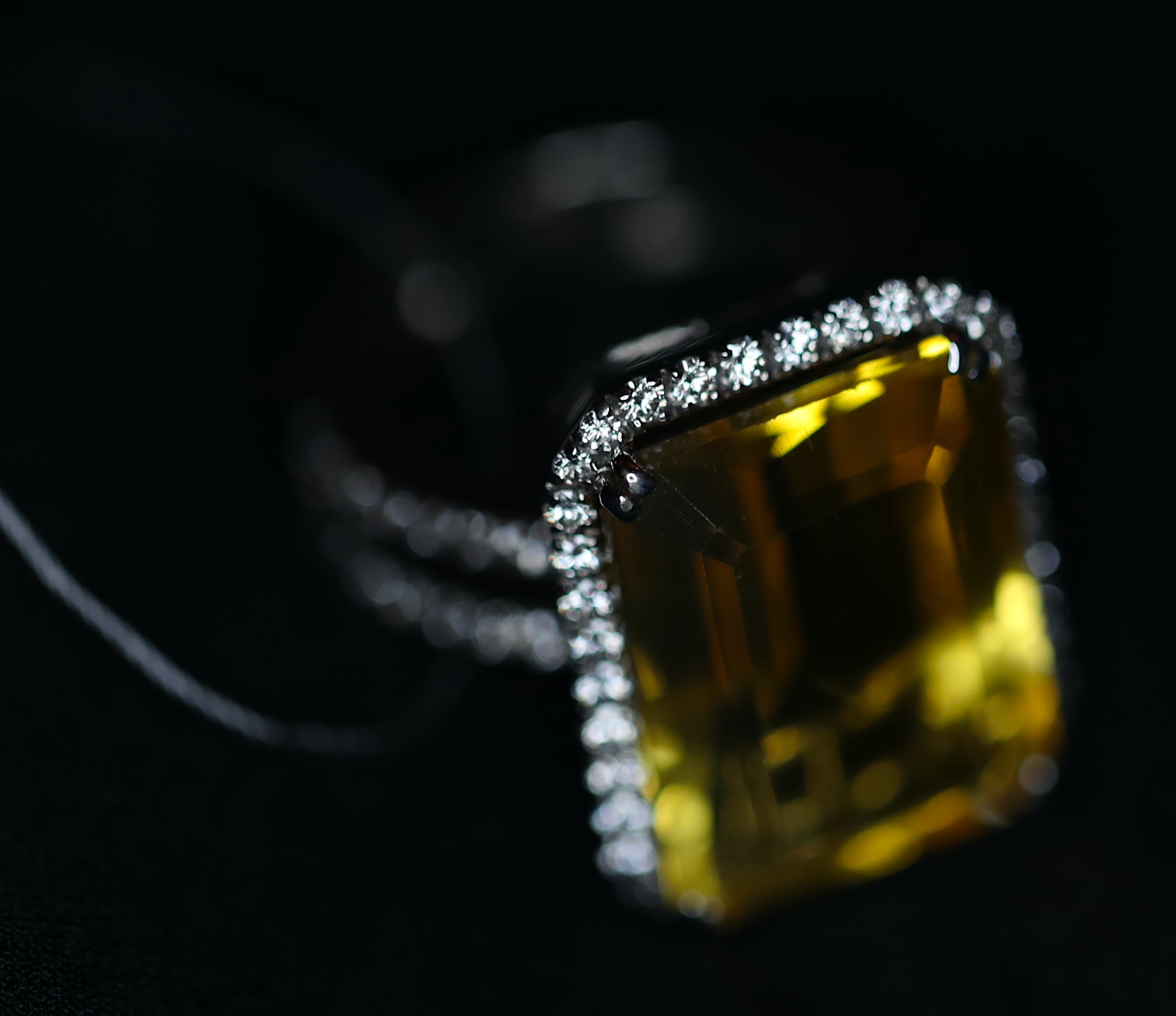 Balto aukso žiedas su dideliu citrinu ir deimantais