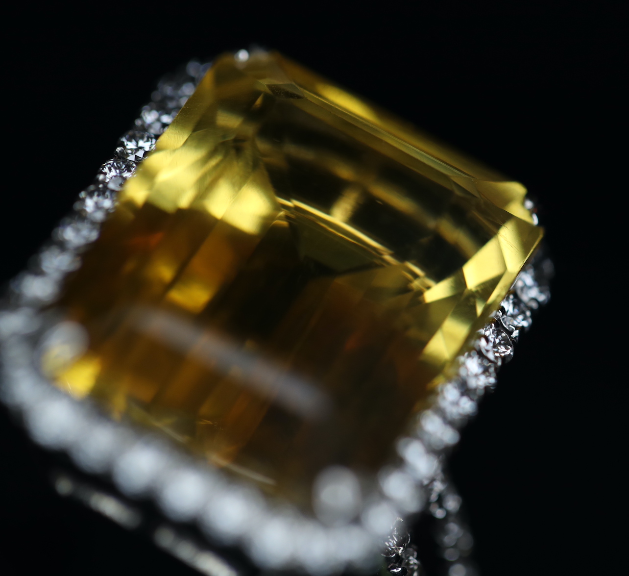 Balto aukso žiedas su citrinu ir deimantais