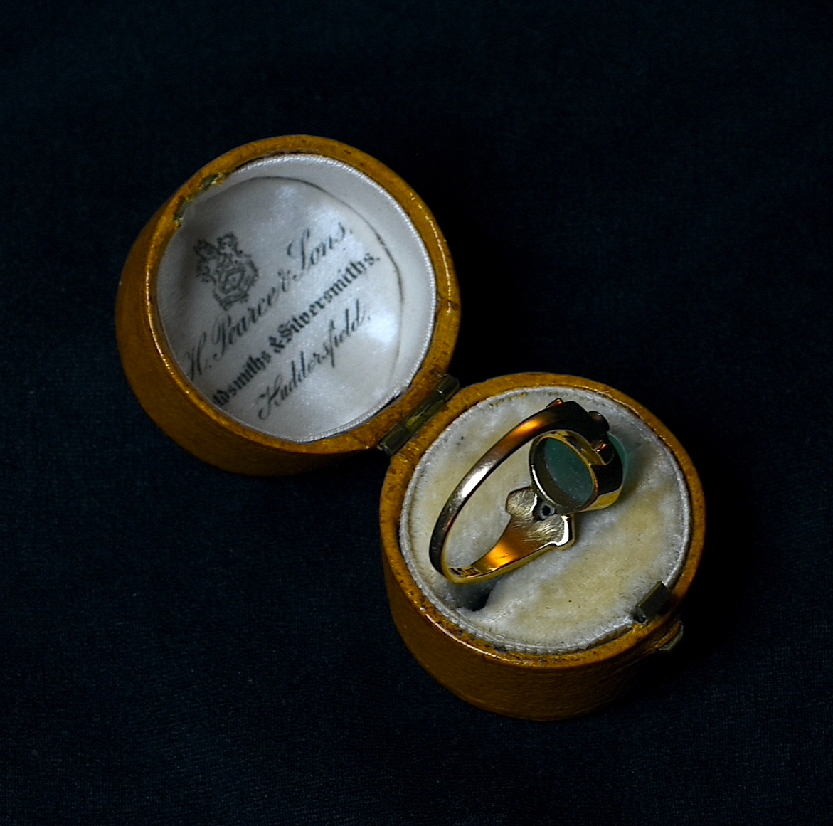 Art Deco laikų geltono aukso žiedas su smaragdo kabašonu bei deimantais