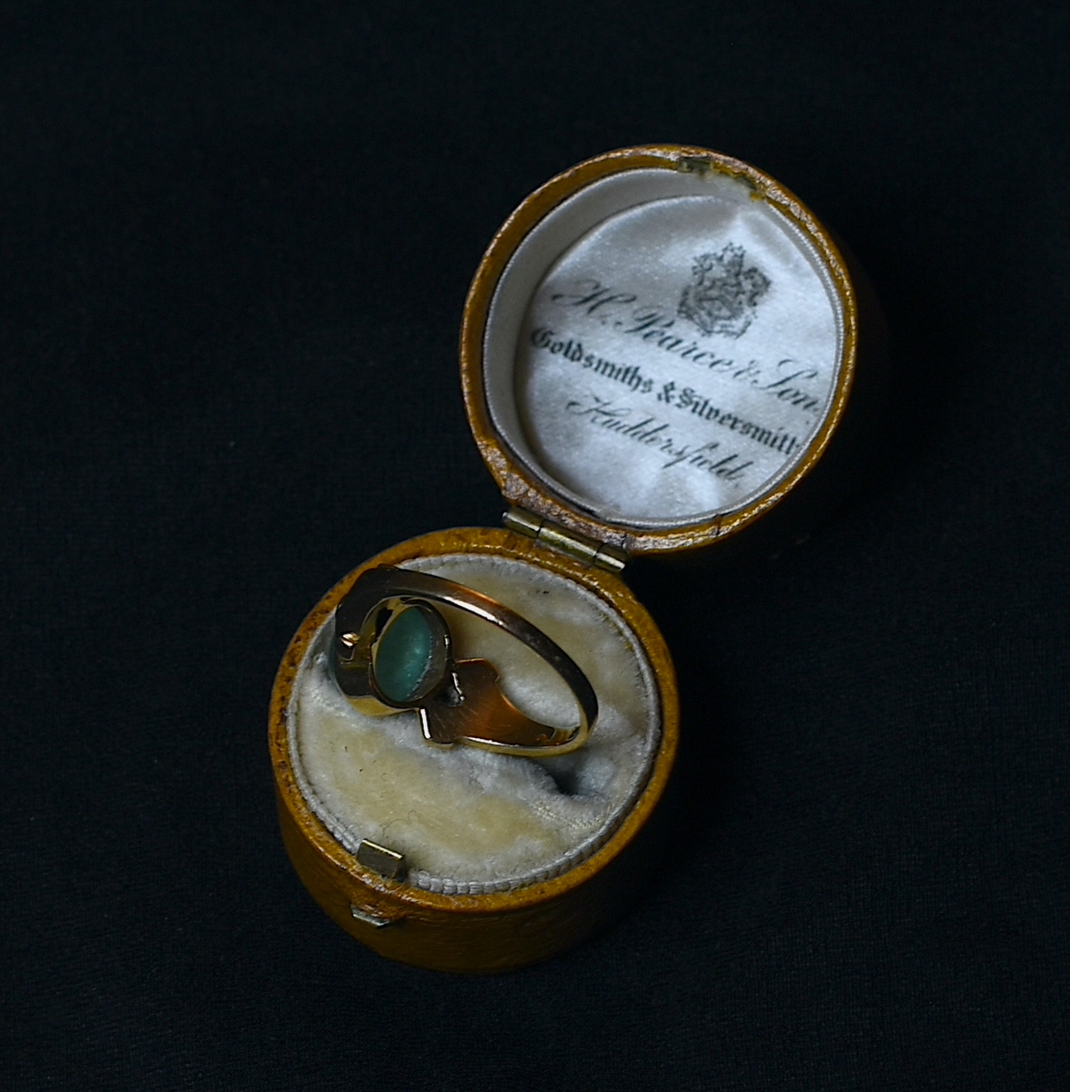 Art Deco laikų geltono aukso žiedas su smaragdo kabašonu bei deimantais