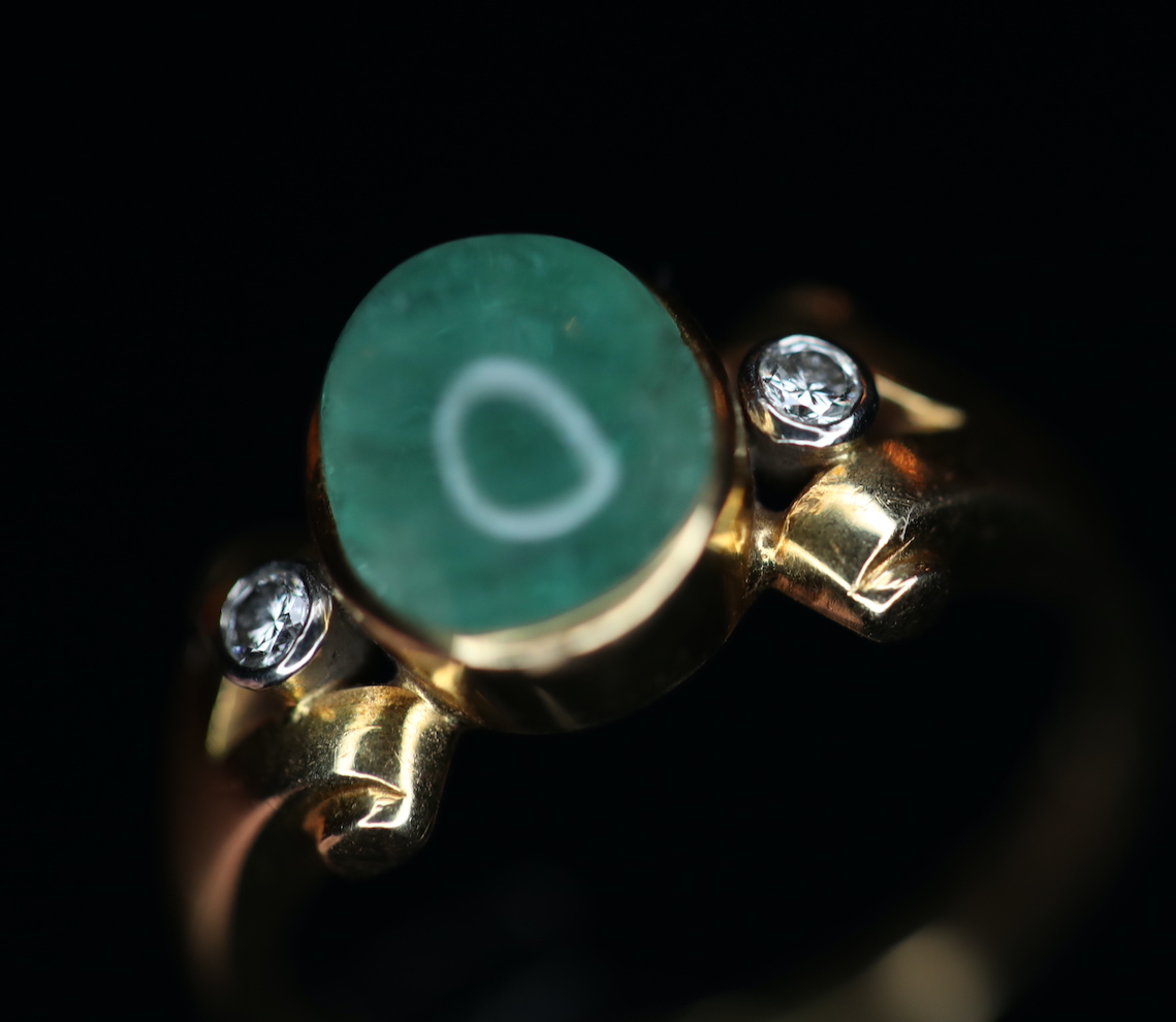 Art Deco laikų geltono aukso žiedas su smaragdo kabašonu bei deimantais