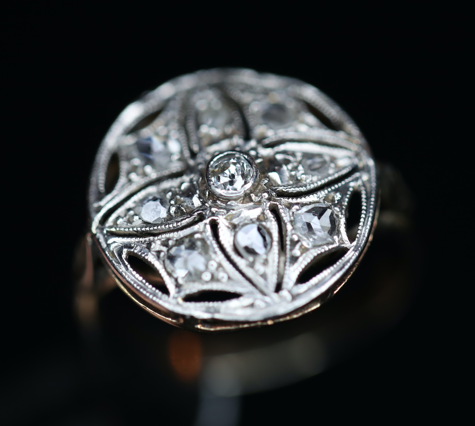 Art Deco laikų balto ir geltono aukso žiedas su rožės šlifo deimantais