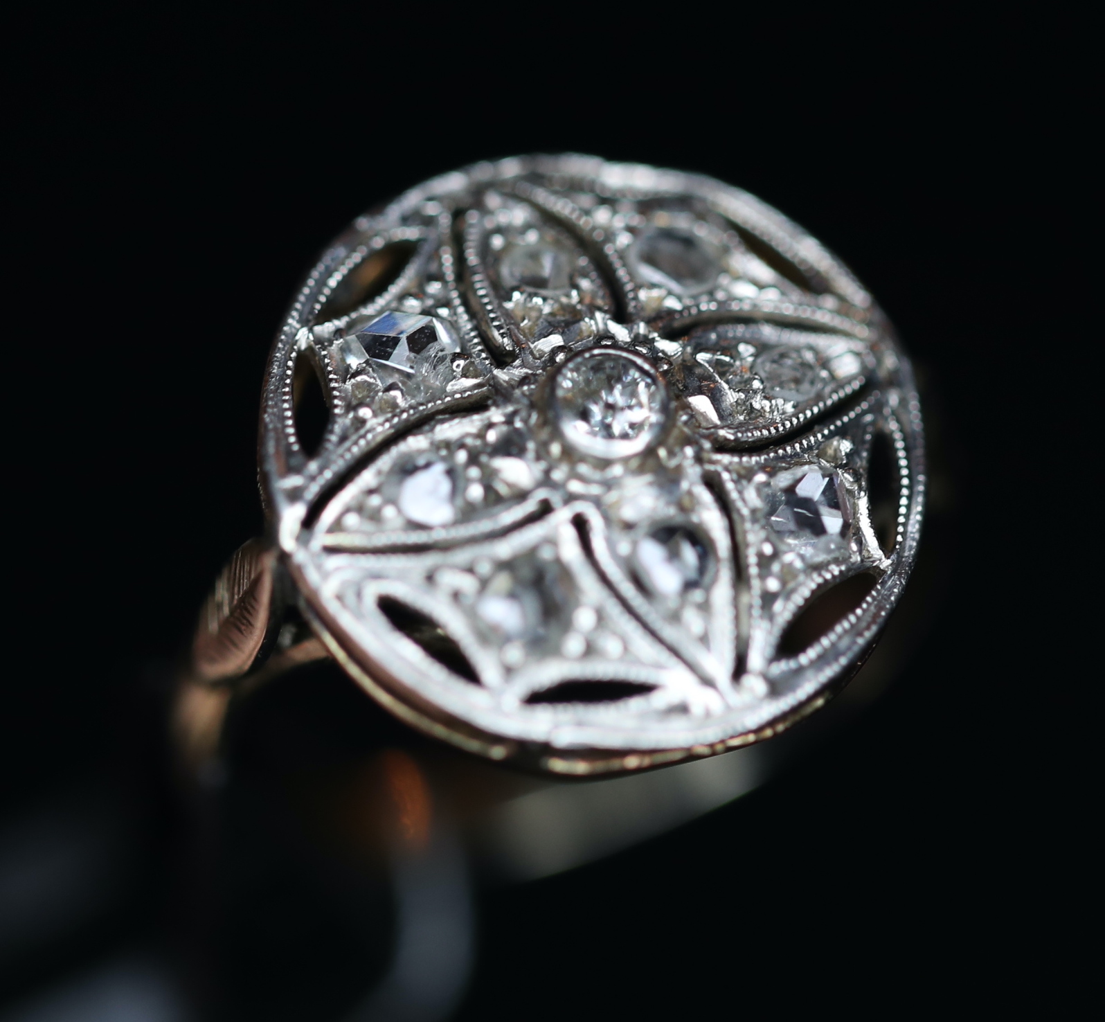 Art Deco laikų balto ir geltono aukso žiedas su rožės šlifo deimantais