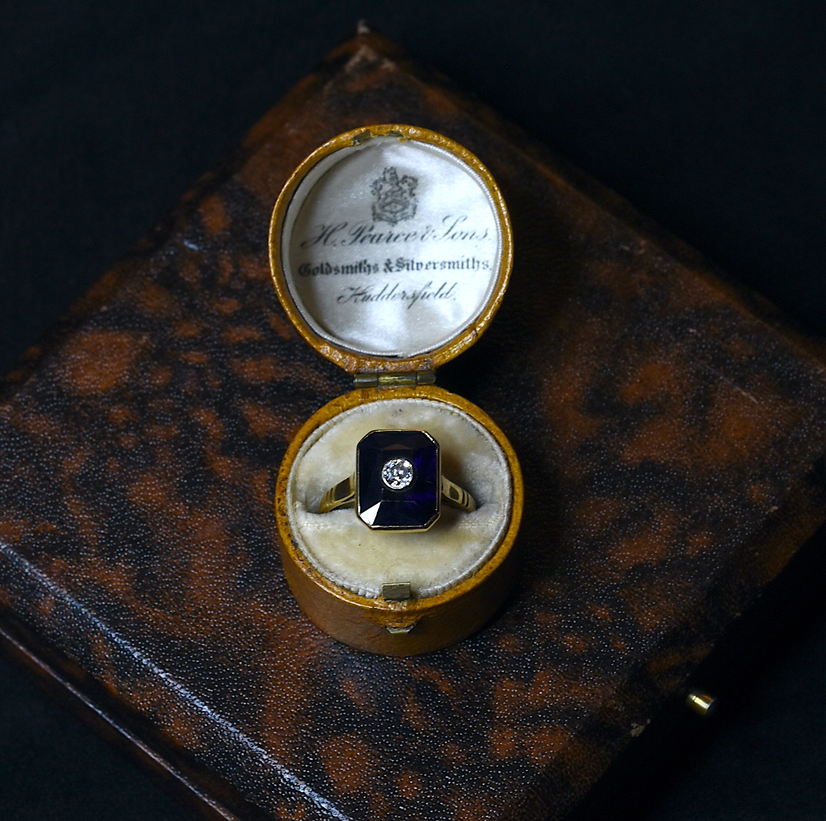 Art Deco laikų geltono aukso žiedas su sintetiniu safyru bei deimantu