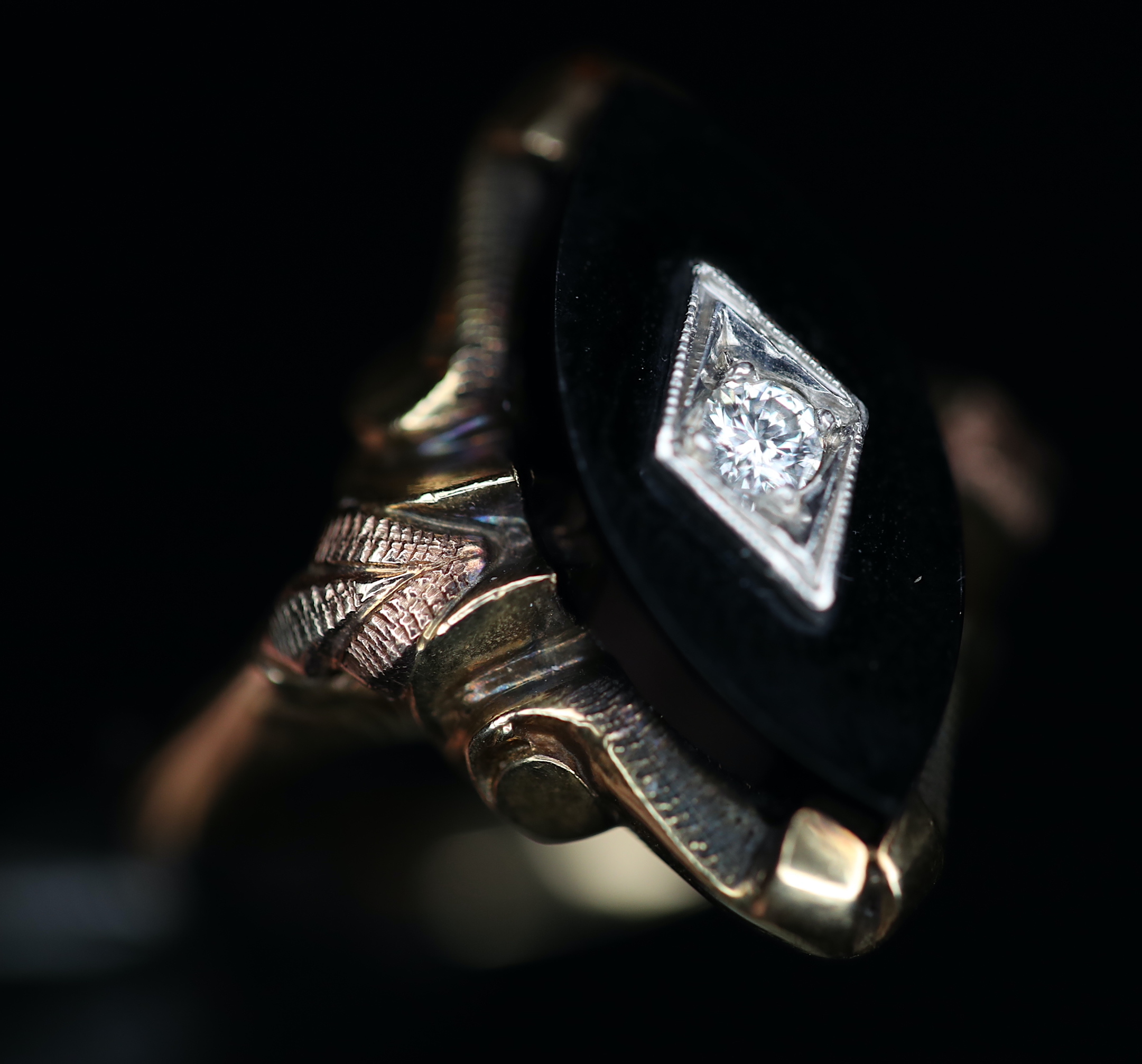 Art Deco laikų žiedas su deimantu ir Chalcedono plokštele