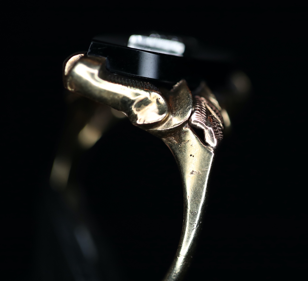 Art Deco laikų žiedas su deimantu ir Chalcedono plokštele