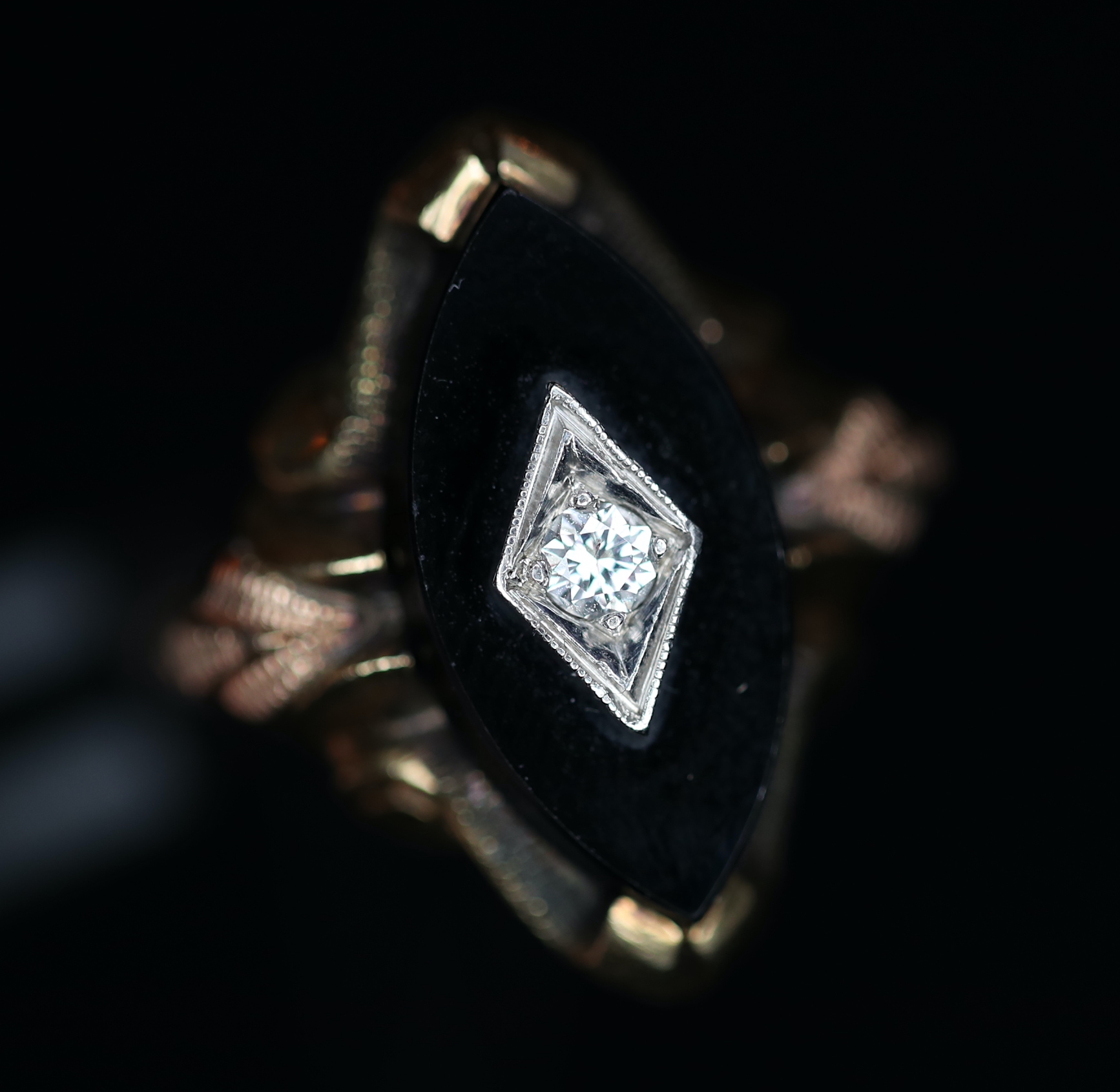 Art Deco laikų žiedas su deimantu ir Chalcedono plokštele