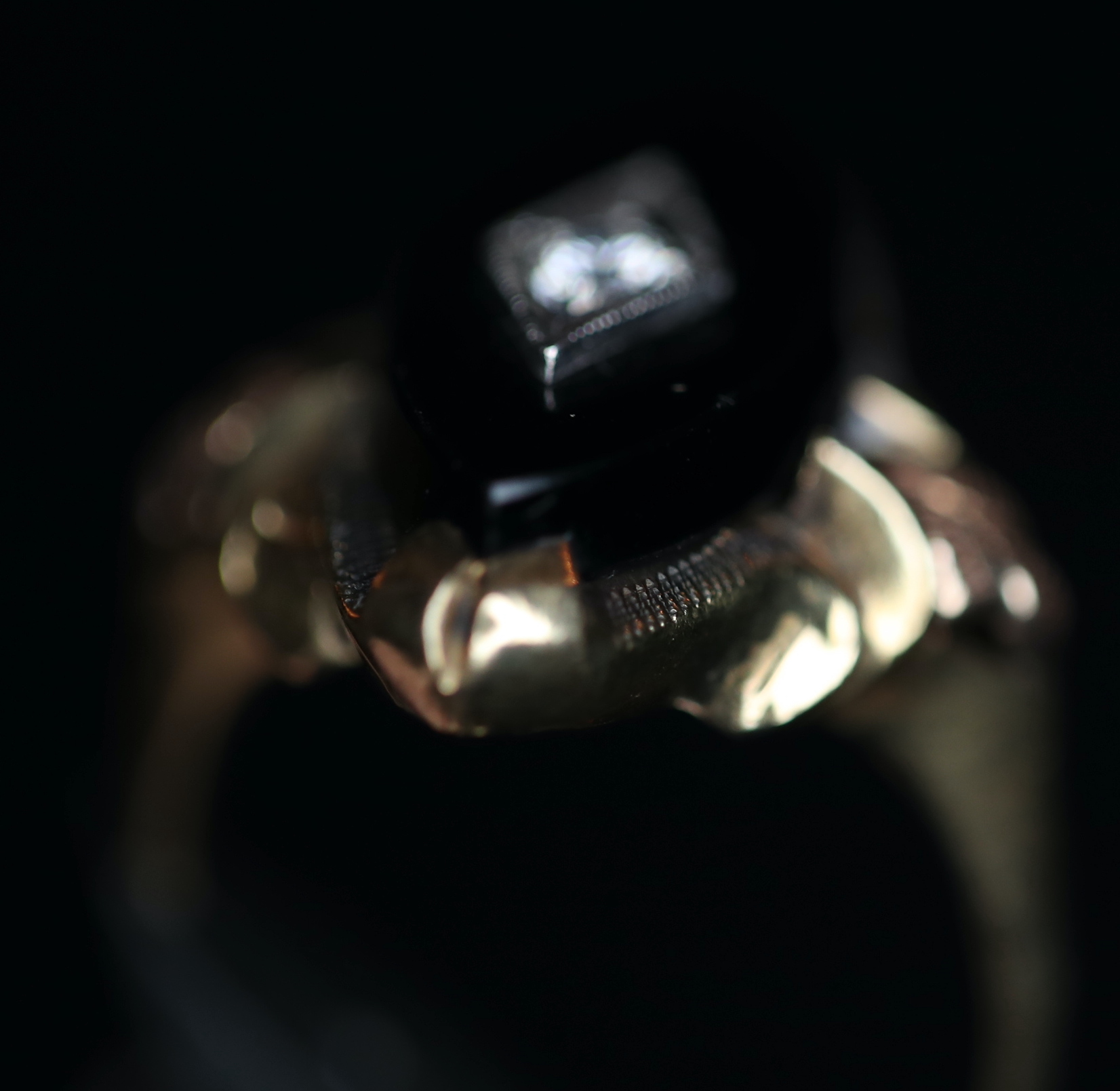 Art Deco laikų žiedas su deimantu ir Chalcedono plokštele