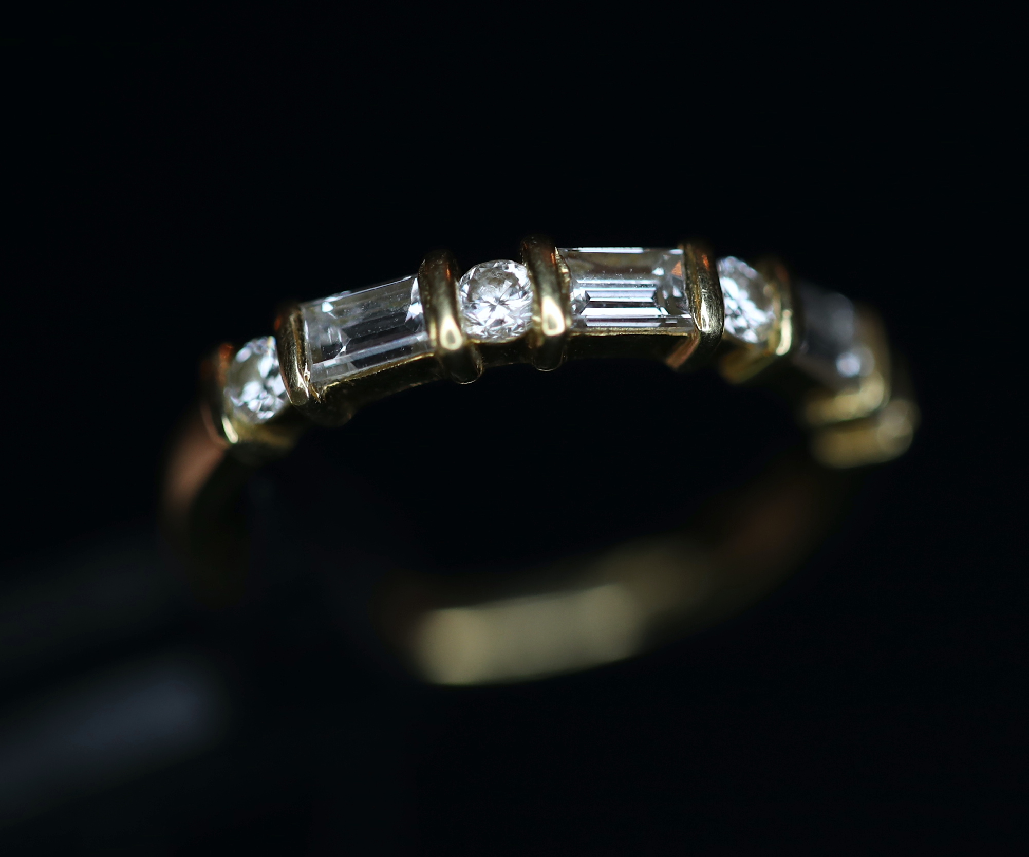 Geltono aukso žiedas su deimantais