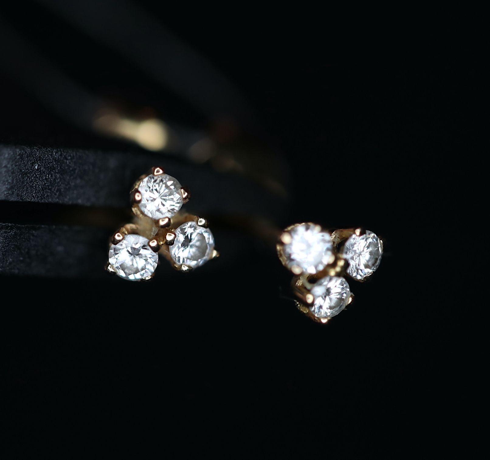 Geltono aukso auskarai su deimantais