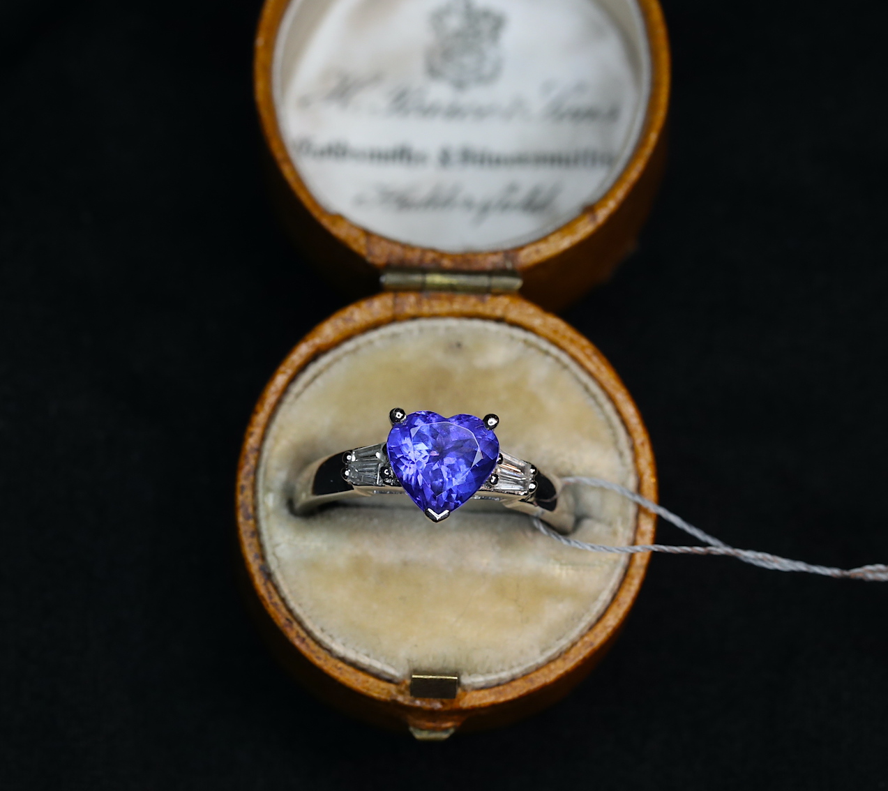 Balto aukso žiedas širdelė su tanzanitu bei deimantais