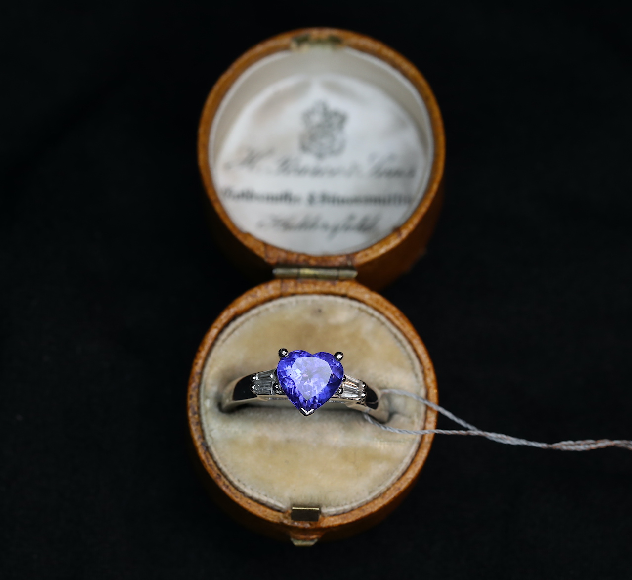 Balto aukso žiedas širdelė su tanzanitu bei deimantais